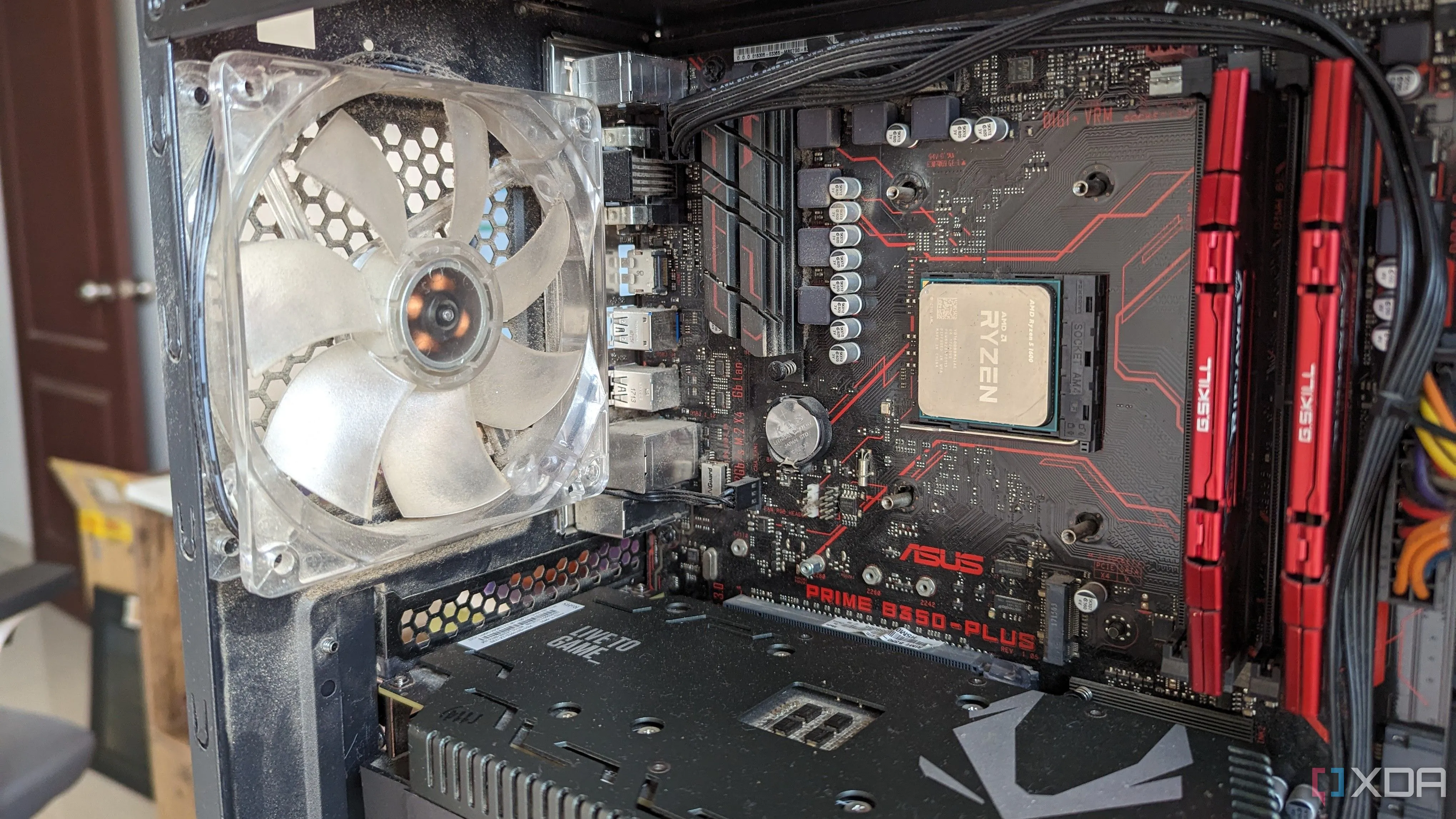 Cận cảnh nội thất PC gaming với card đồ họa được gắn dọc, bo mạch chủ, CPU và RAM
