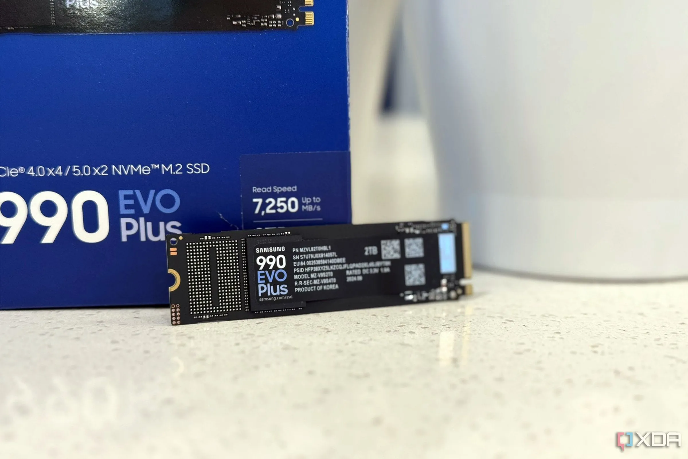 Cận cảnh ổ cứng SSD Samsung 990 EVO Plus, thể hiện sự nhỏ gọn nhưng vẫn tiềm ẩn rủi ro hỏng hóc dữ liệu