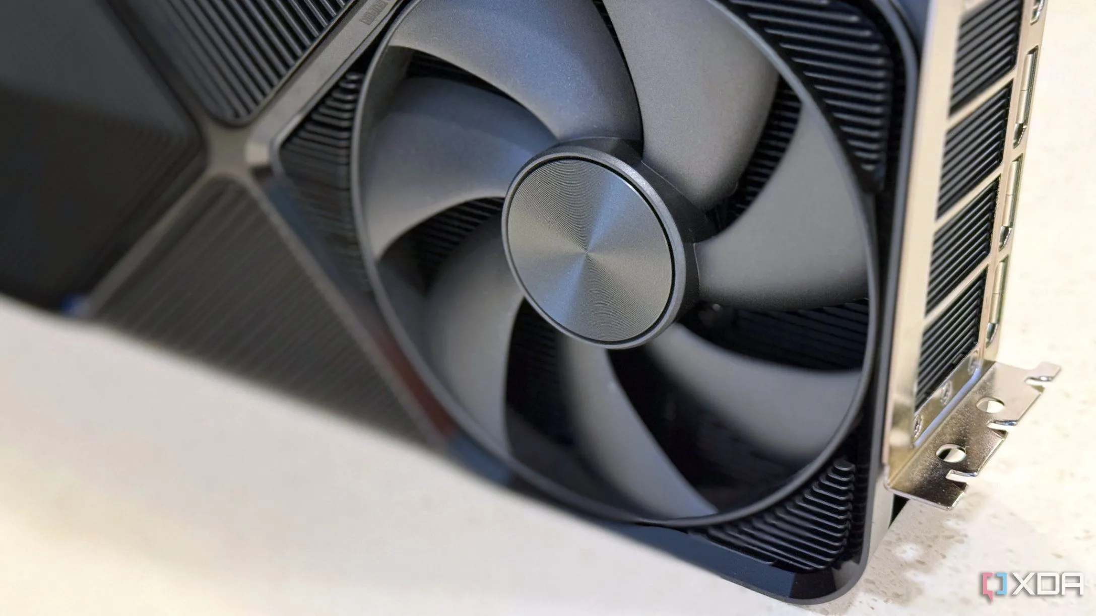 Cận cảnh quạt tản nhiệt trên card đồ họa Nvidia GeForce RTX 4080 Super FE, đại diện cho phần cứng GPU hiện đại