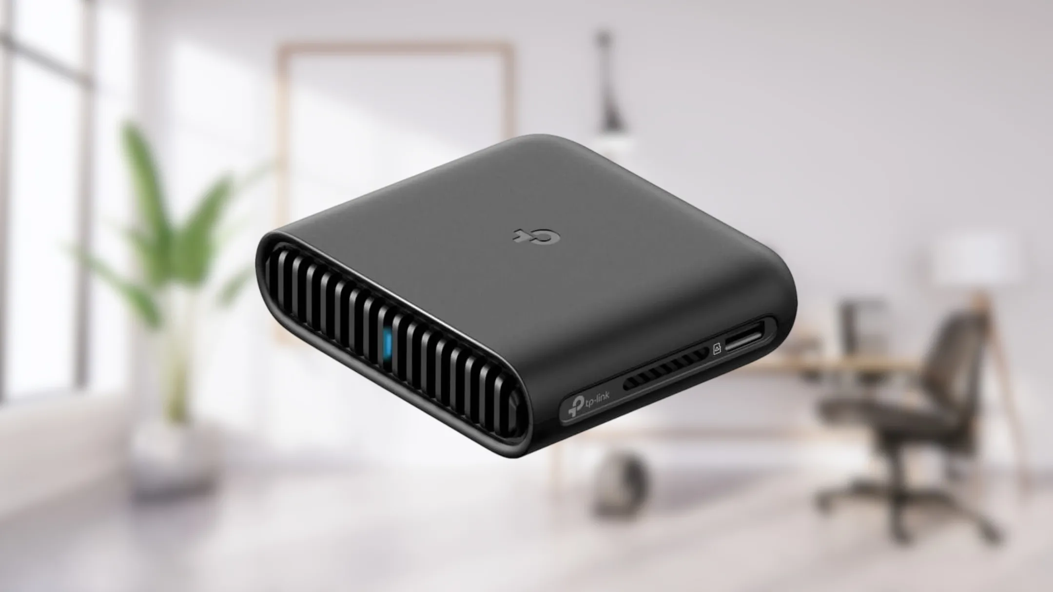 Cận cảnh router du lịch TP-Link TL-WR3002X Wi-Fi 6 với các cổng Ethernet, USB-C và USB-A