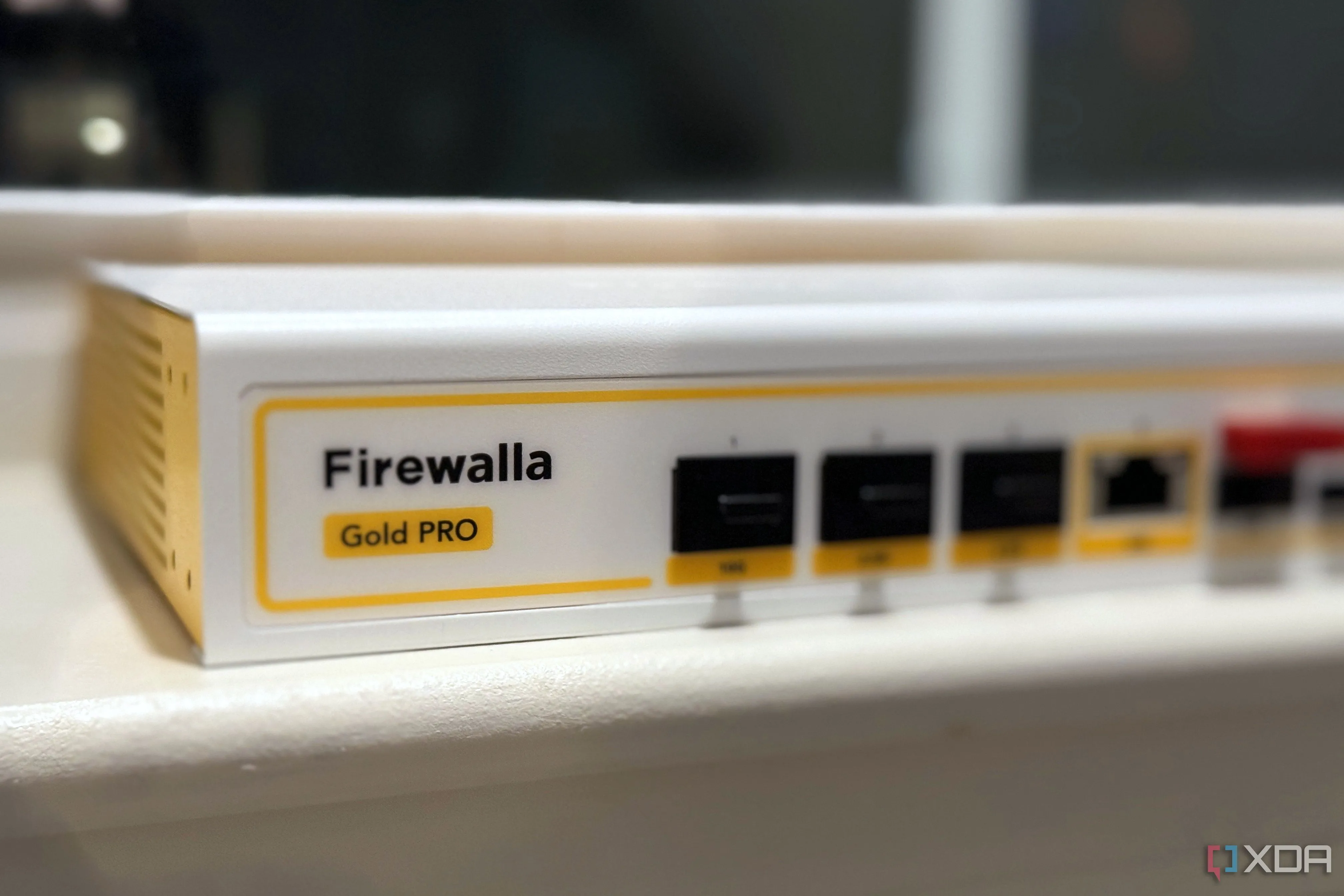 Cận cảnh thiết bị tường lửa Firewalla Gold Pro, tượng trưng cho nhu cầu bảo mật mạng liên tục phát triển