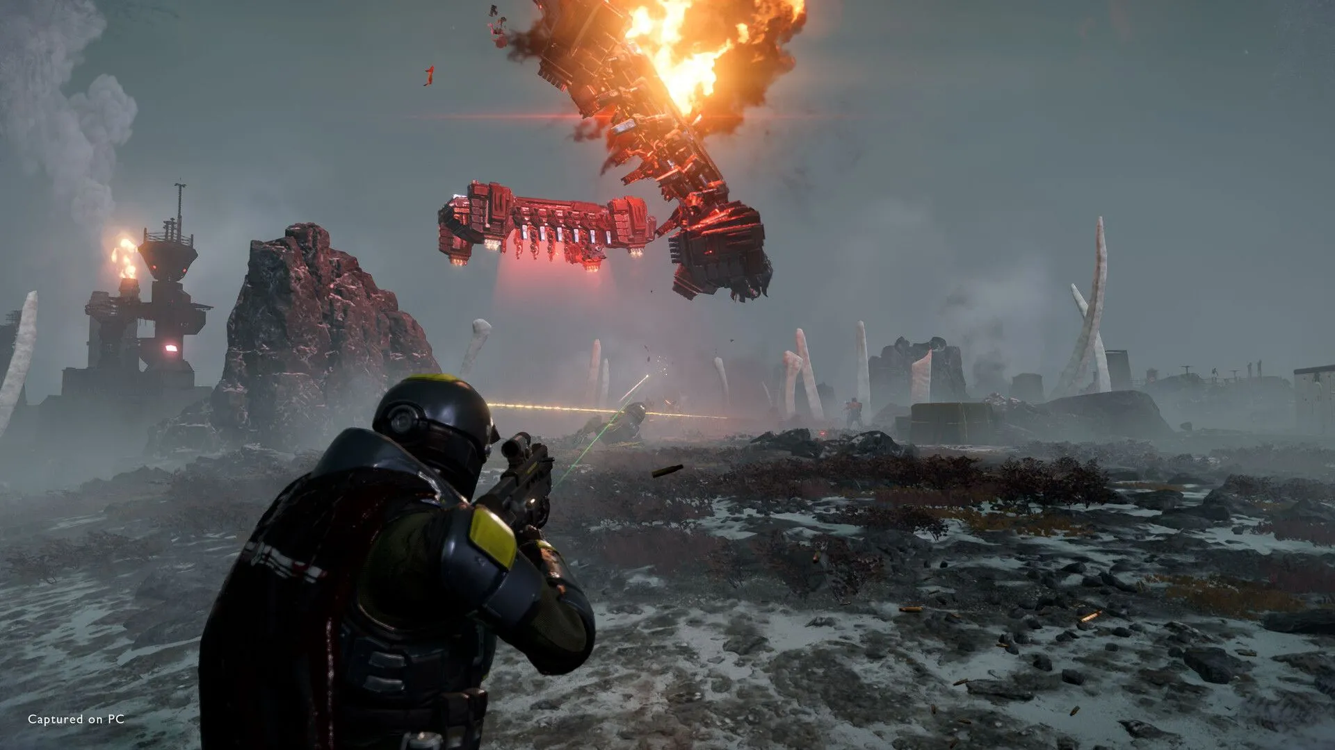 Cảnh chiến đấu căng thẳng của Helldivers 2 trên bề mặt một hành tinh băng tuyết