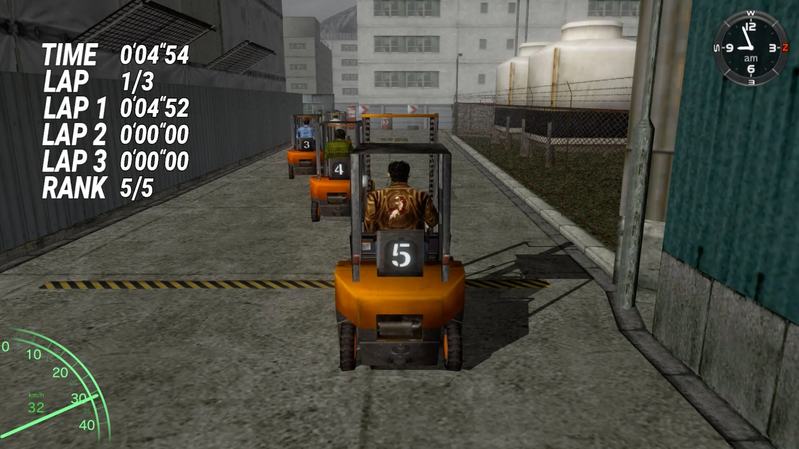 Cảnh đua xe nâng trong game Shenmue, minh họa các hoạt động đời thường tạo nên thế giới mở chân thực và sống động của game.