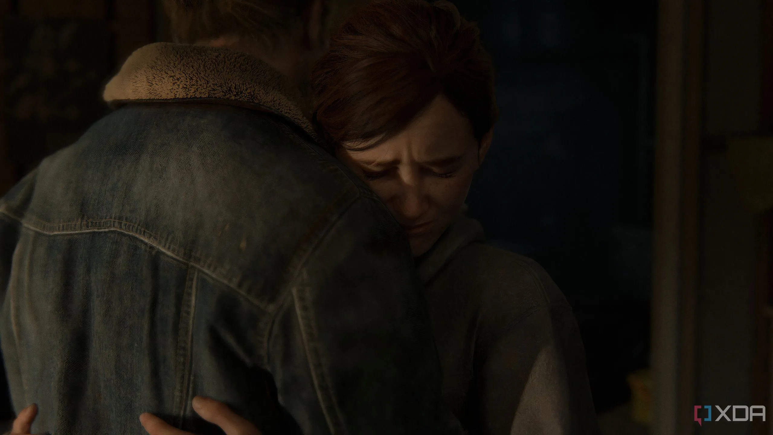 Cảnh Ellie ôm Tommy trong The Last of Us Part II Remastered trên PC, thể hiện cảm xúc phức tạp và mối quan hệ trong cốt truyện game.