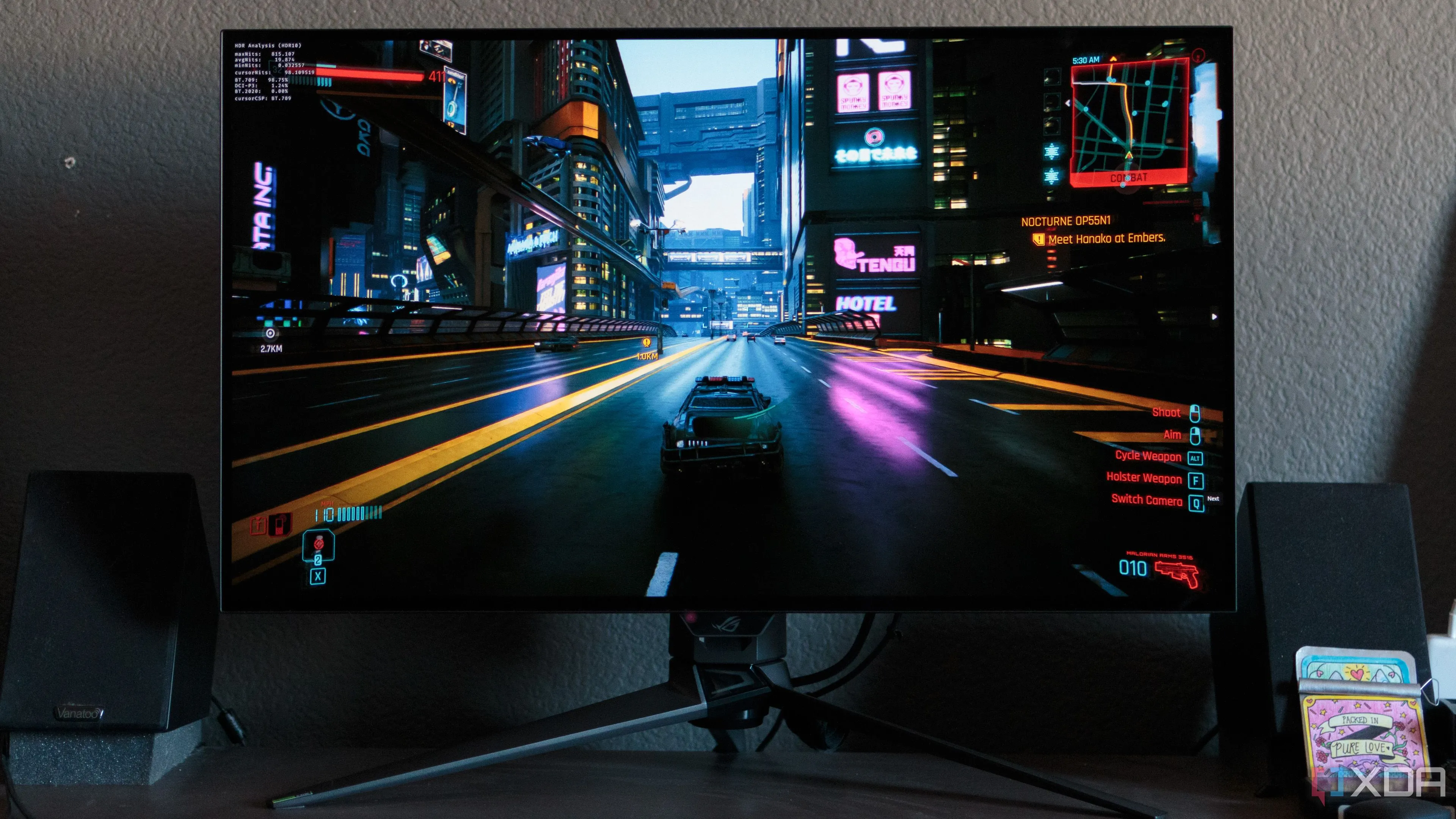 Cảnh game đua xe sống động trên màn hình ASUS ROG PG32UCDP độ phân giải cao, minh họa trải nghiệm chơi game 1440p hoặc 4K.