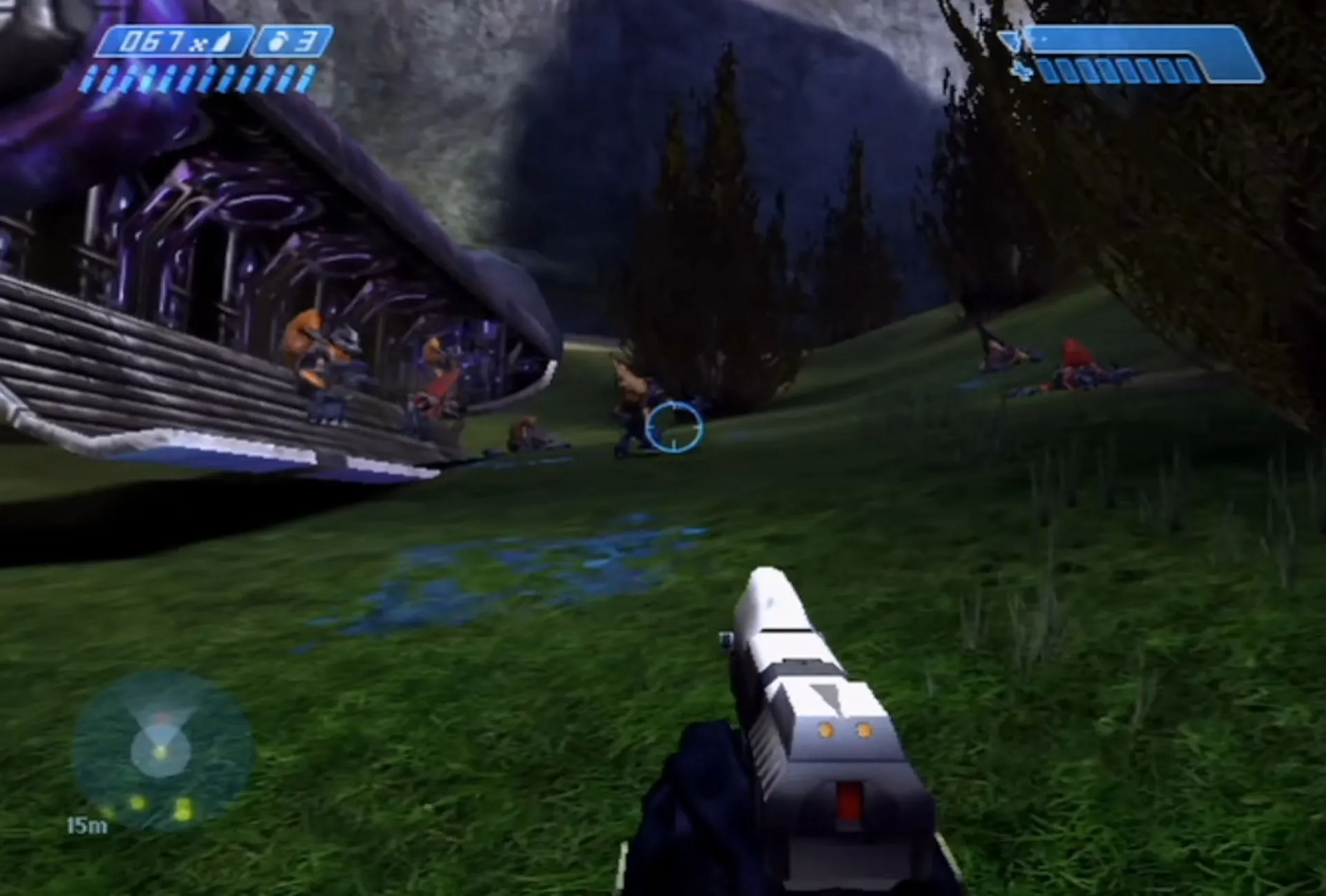 Cảnh Master Chief chiến đấu với kẻ thù Covenant trong Halo Combat Evolved, game bắn súng huyền thoại Xbox
