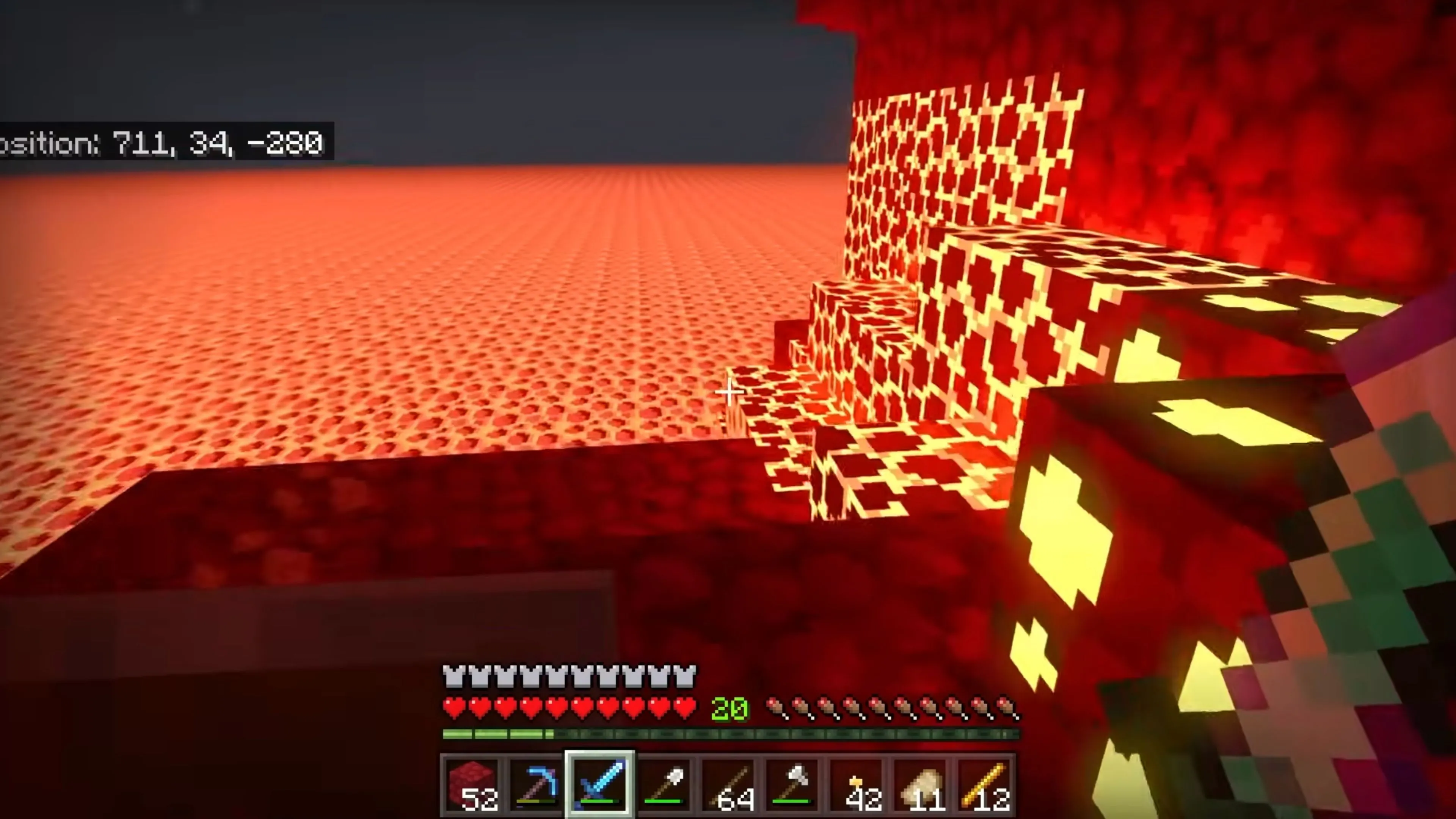 Cảnh người chơi khám phá khu rừng rậm trong thế giới Minecraft