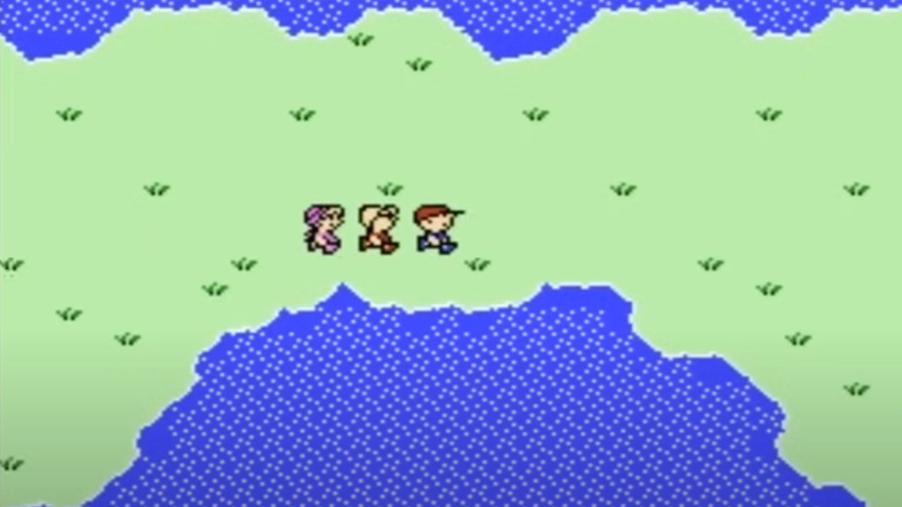 Cảnh trong game Earthbound Beginnings với ba nhân vật đang di chuyển qua một khu vực đô thị.
