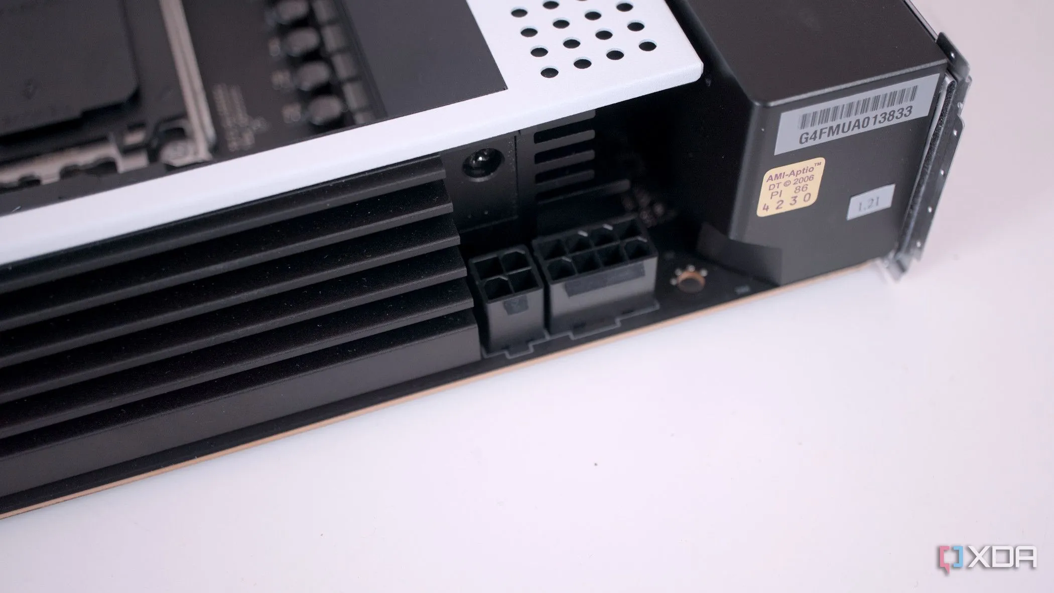 Cáp nguồn CPU được đi qua các kênh phù hợp trên bo mạch chủ NZXT N7 B650E, tránh tạo điểm nóng và tối ưu tản nhiệt.