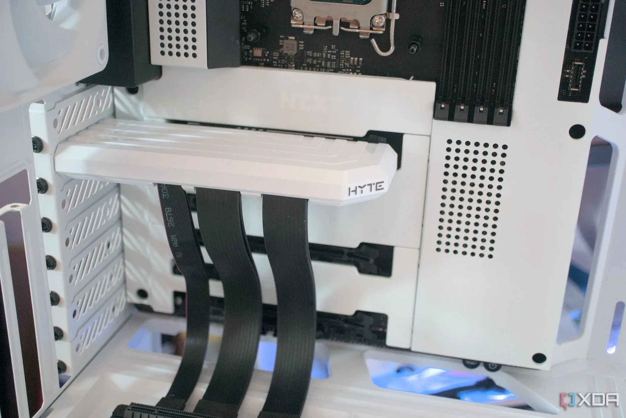 Cáp riser PCIe được lắp đặt trong vỏ case HYTE Y40 Snow White Edition, minh họa giải pháp lắp GPU dọc