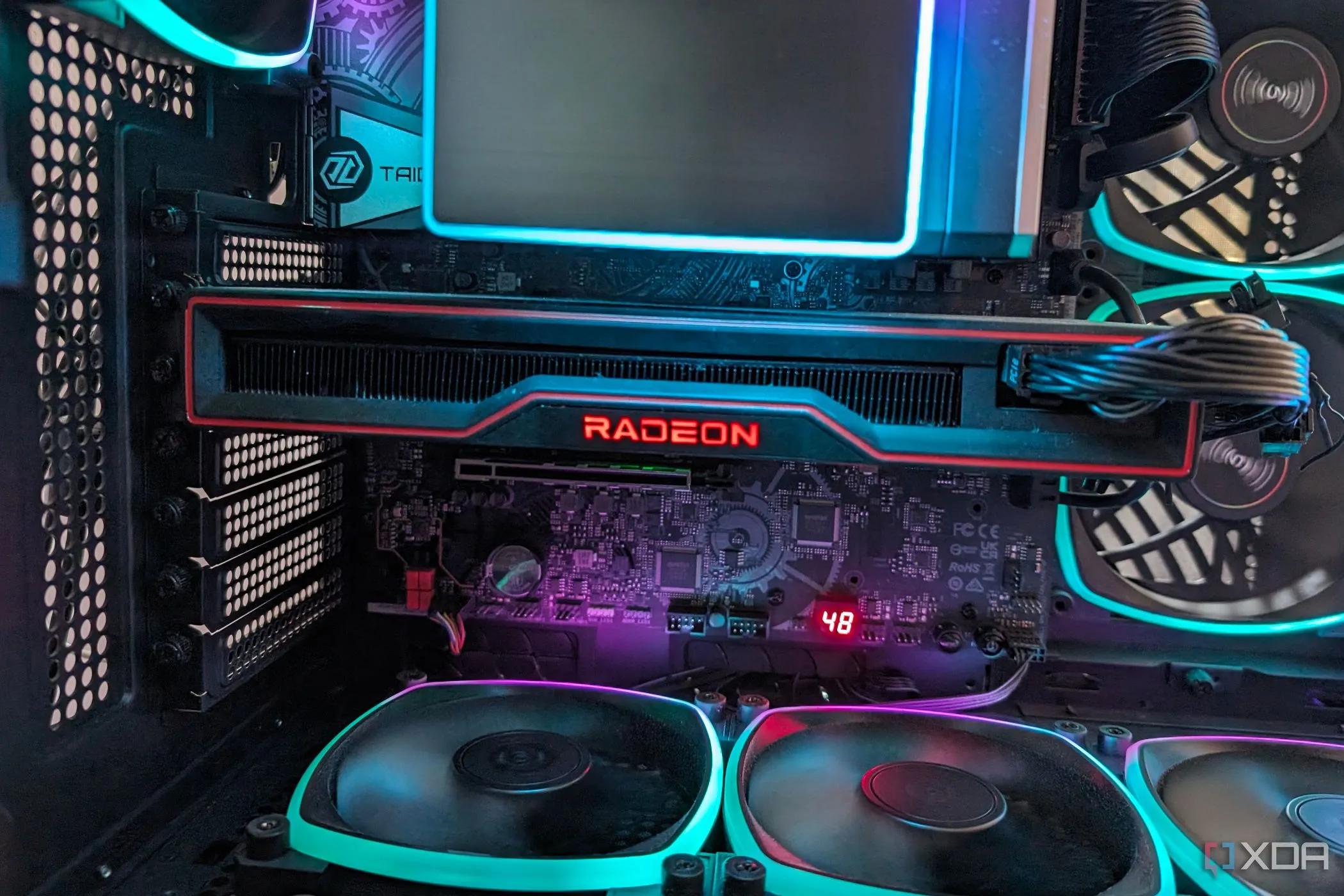 Card đồ họa AMD Radeon RX 6800 với hệ thống đèn RGB nổi bật được lắp đặt trong vỏ máy tính