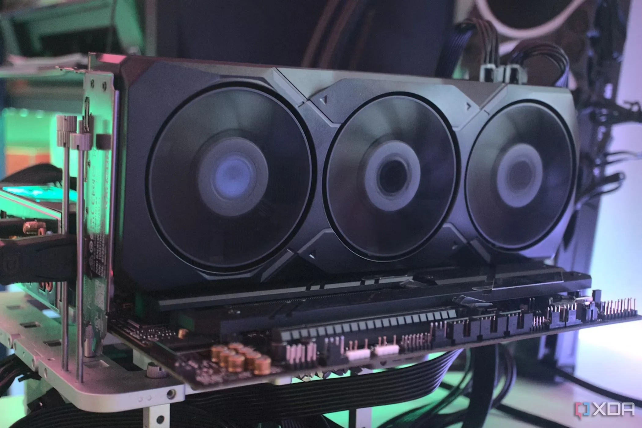 Card đồ họa AMD Radeon RX 7900 XT được lắp đặt trên hệ thống test bench
