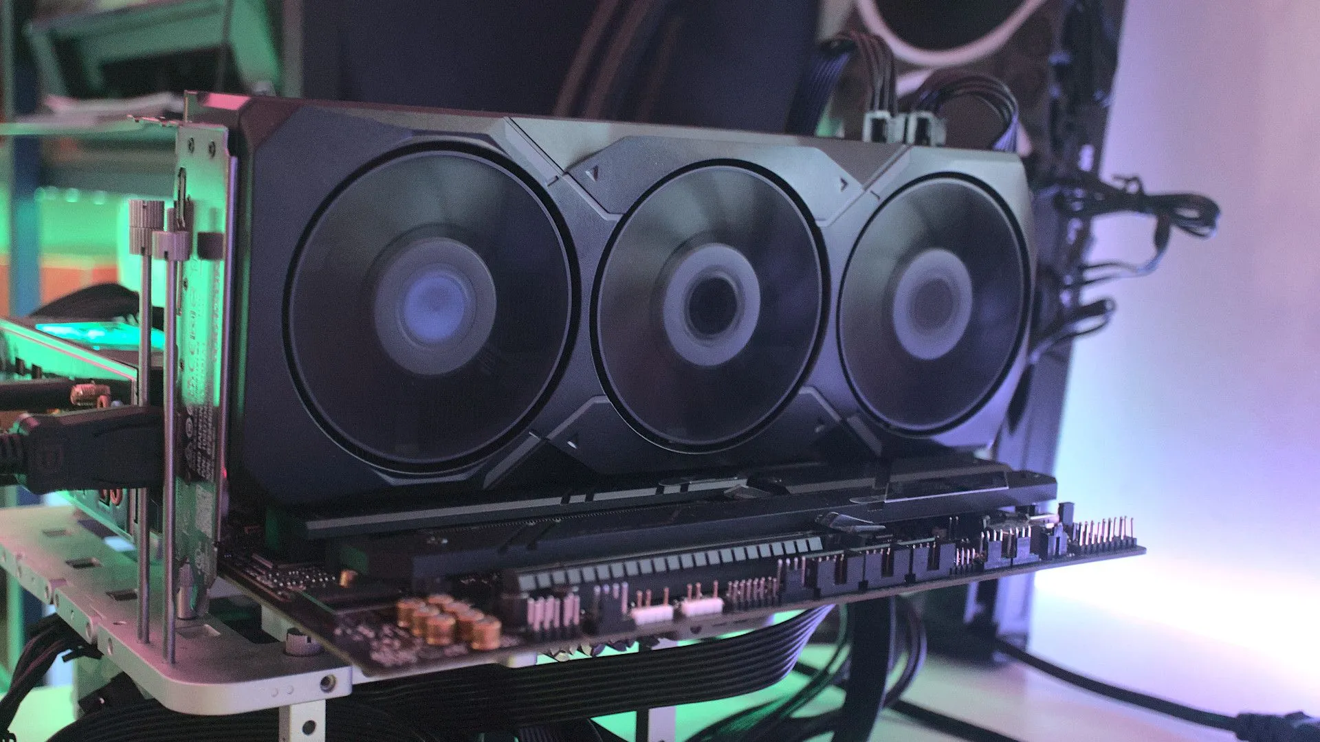 Card đồ họa AMD Radeon RX 7900 XT, một ví dụ khác về linh kiện PC được thiết kế để chịu được ép xung với giới hạn an toàn
