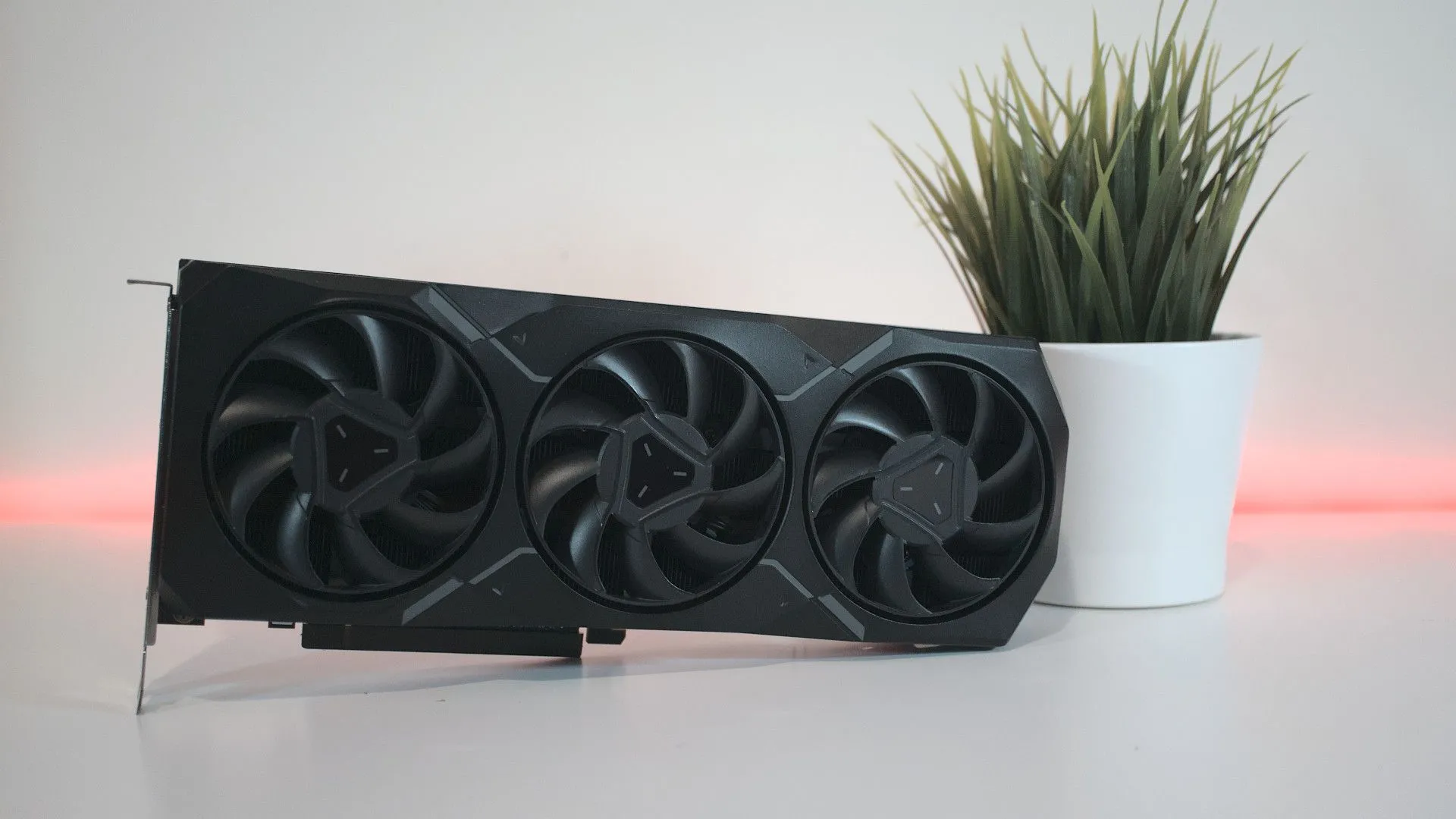 Card đồ họa AMD Radeon RX 7900 XT, một ví dụ về GPU hiện đại có thể tận dụng Resizable BAR thay vì ép xung phức tạp