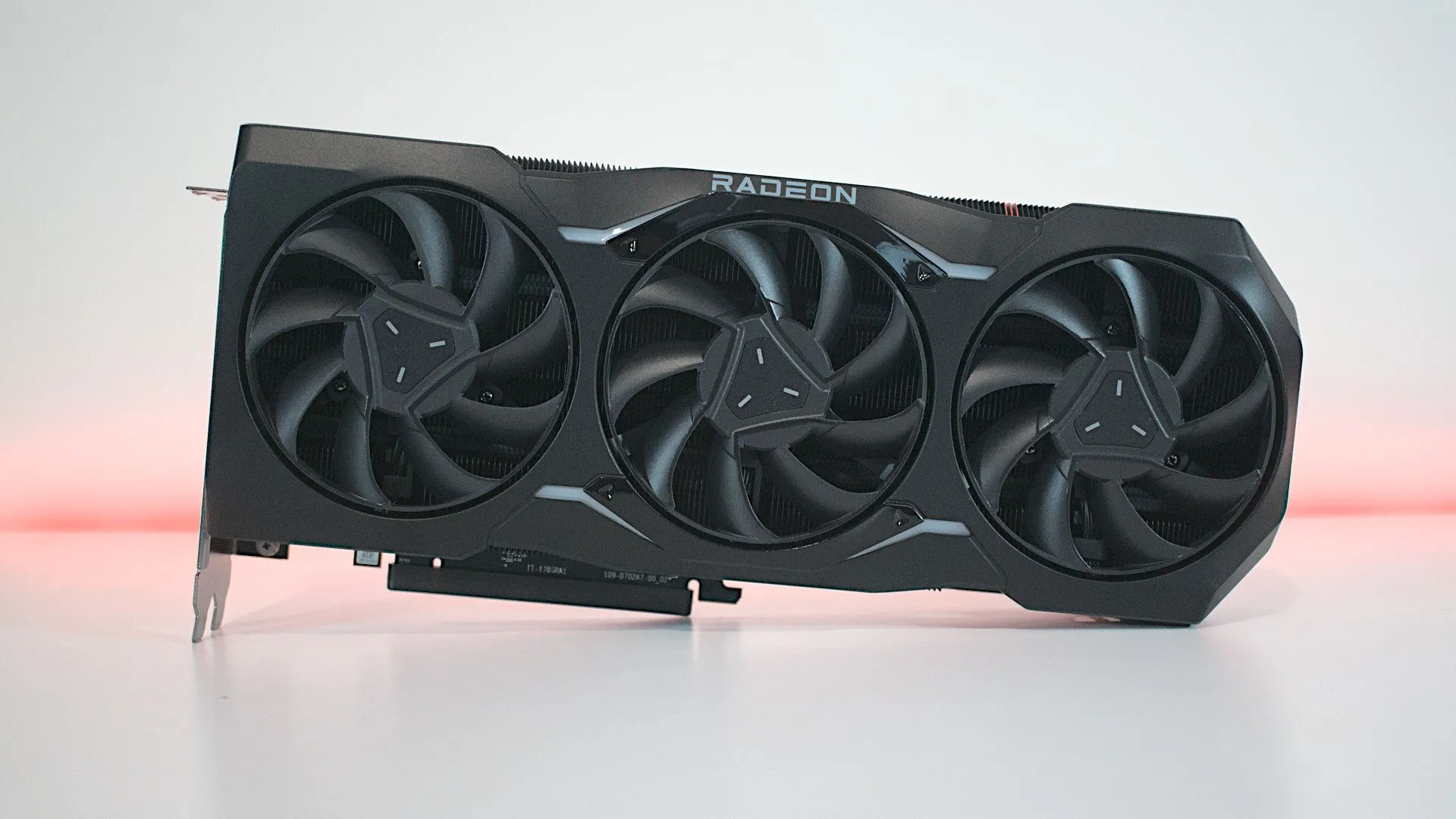 Card đồ họa AMD Radeon RX 7900 XT với quạt làm mát, minh họa GPU AMD mạnh mẽ cho chơi game 1440p và 4K.