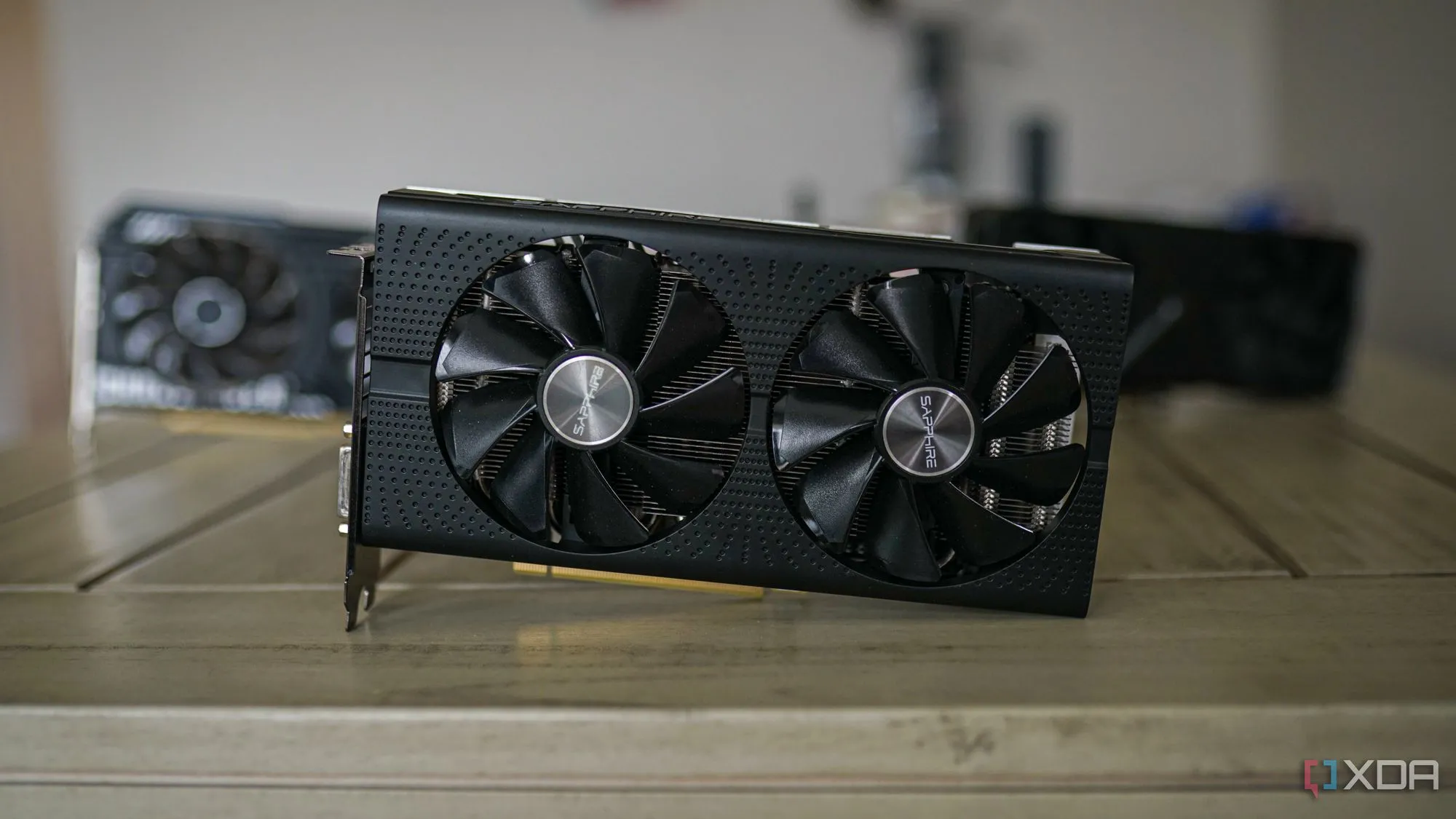 Card đồ họa AMD RX 580 thế hệ cũ nằm giữa các card màn hình khác