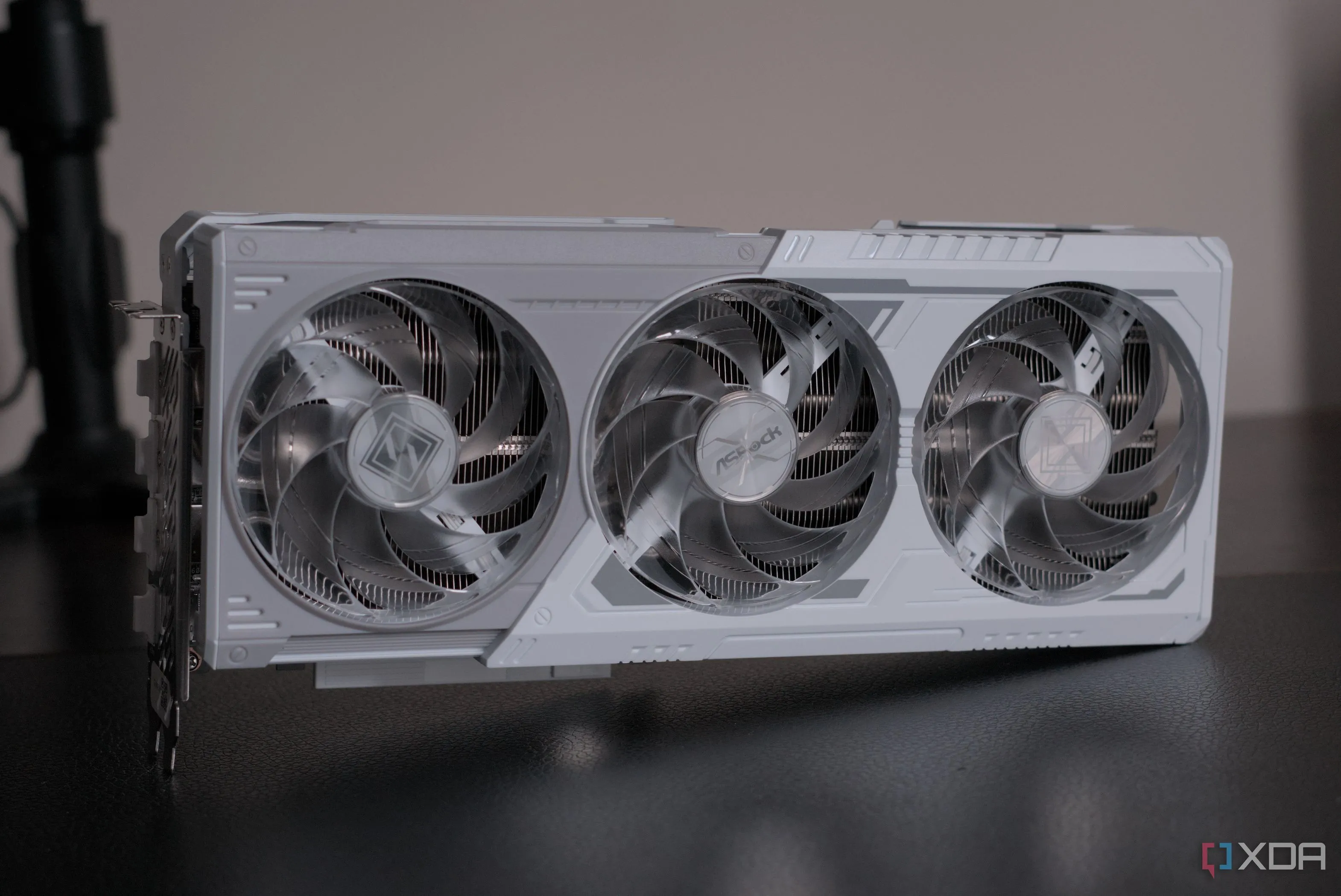 Card đồ họa ASRock Radeon RX 9070 Steel Legend nhìn từ mặt bên và phía trước, khoe thiết kế tản nhiệt