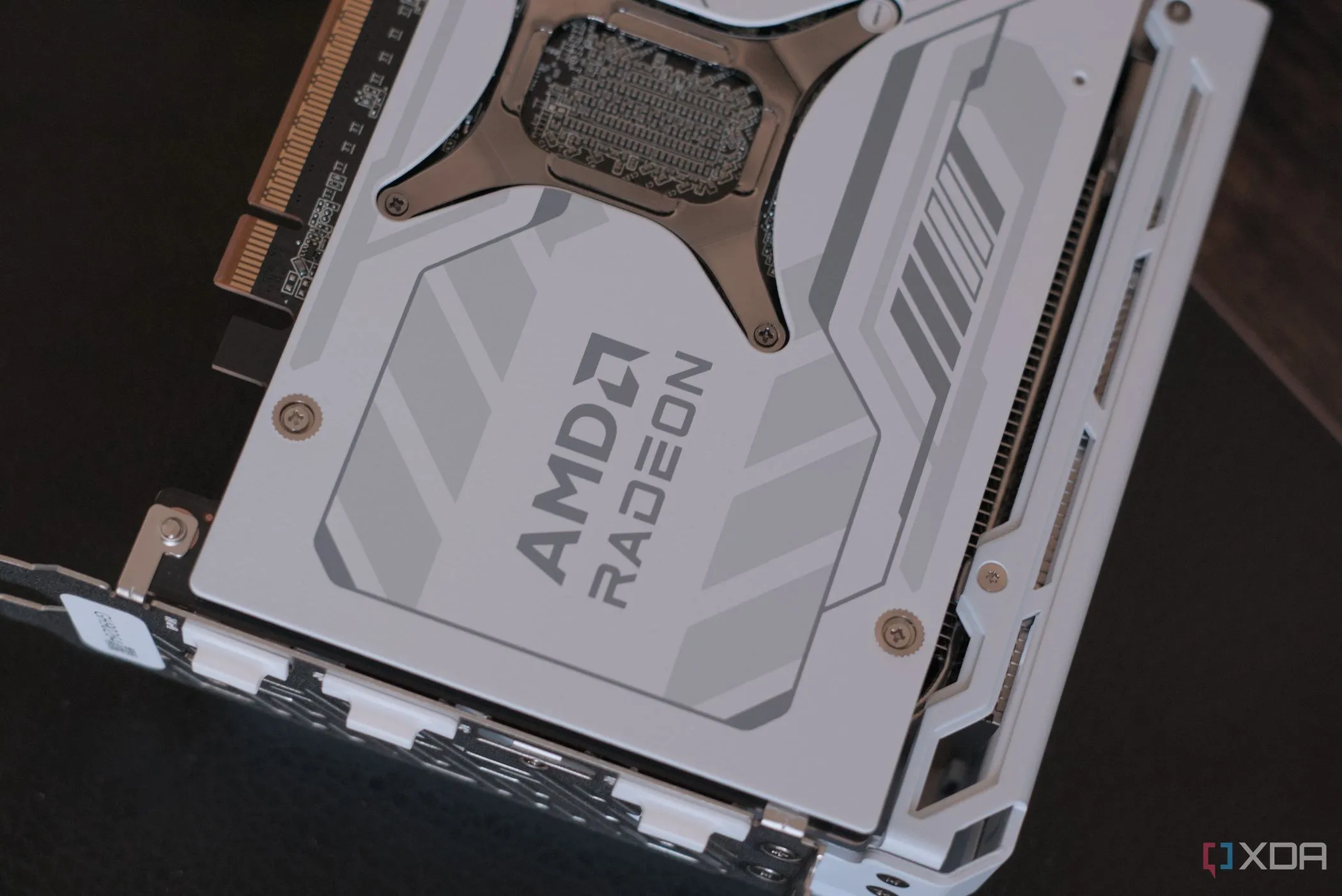 Card đồ họa ASRock Radeon RX 9070 XT Steel Legend từ góc nhìn cạnh bên