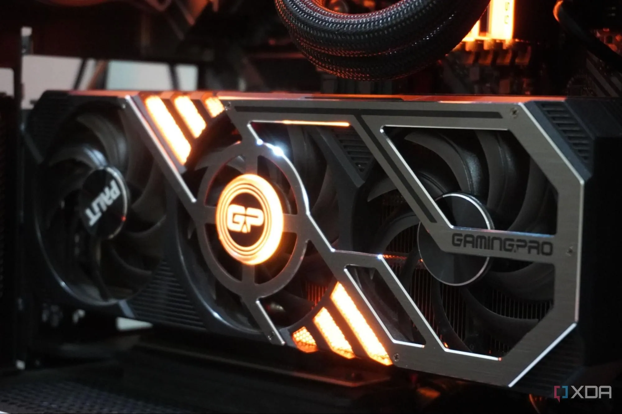 Card đồ họa được đặt dọc trong thùng máy PC chơi game