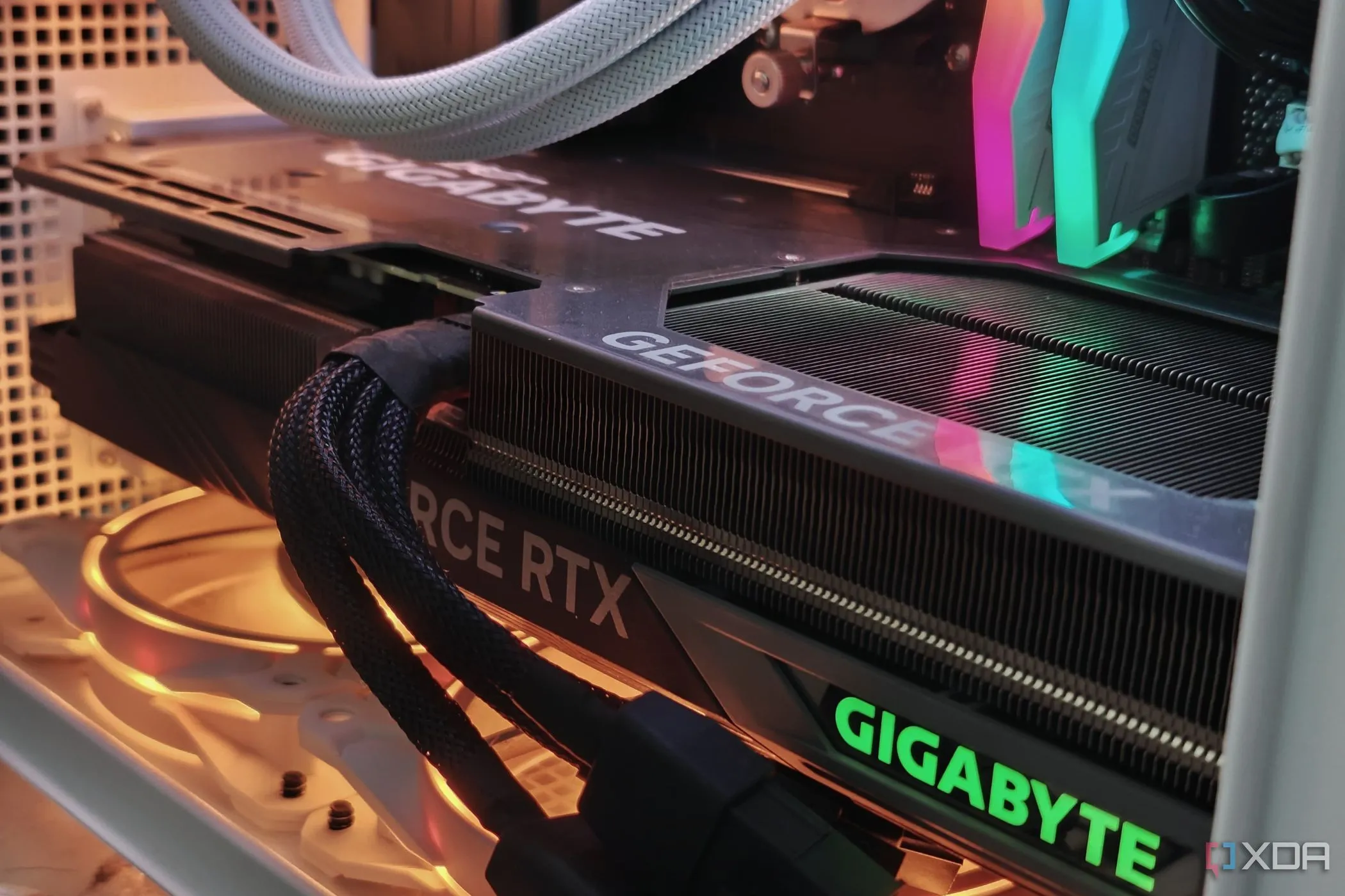 Card đồ họa Gigabyte GeForce RTX 4070 Ti Gaming OC được lắp trong PC, liên quan đến các vấn đề driver GPU