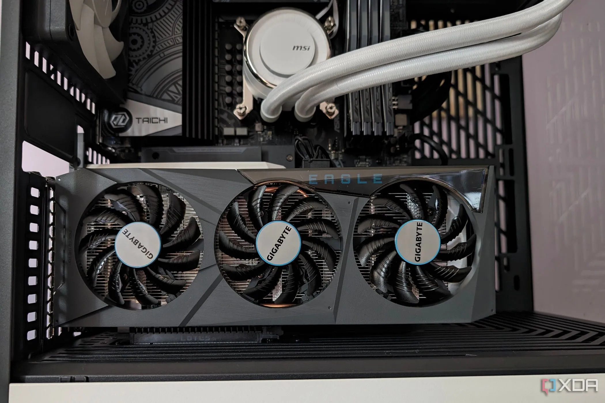 Card đồ họa Gigabyte RX 6600 minh họa cho việc thiếu ảnh gốc khi mua bán online