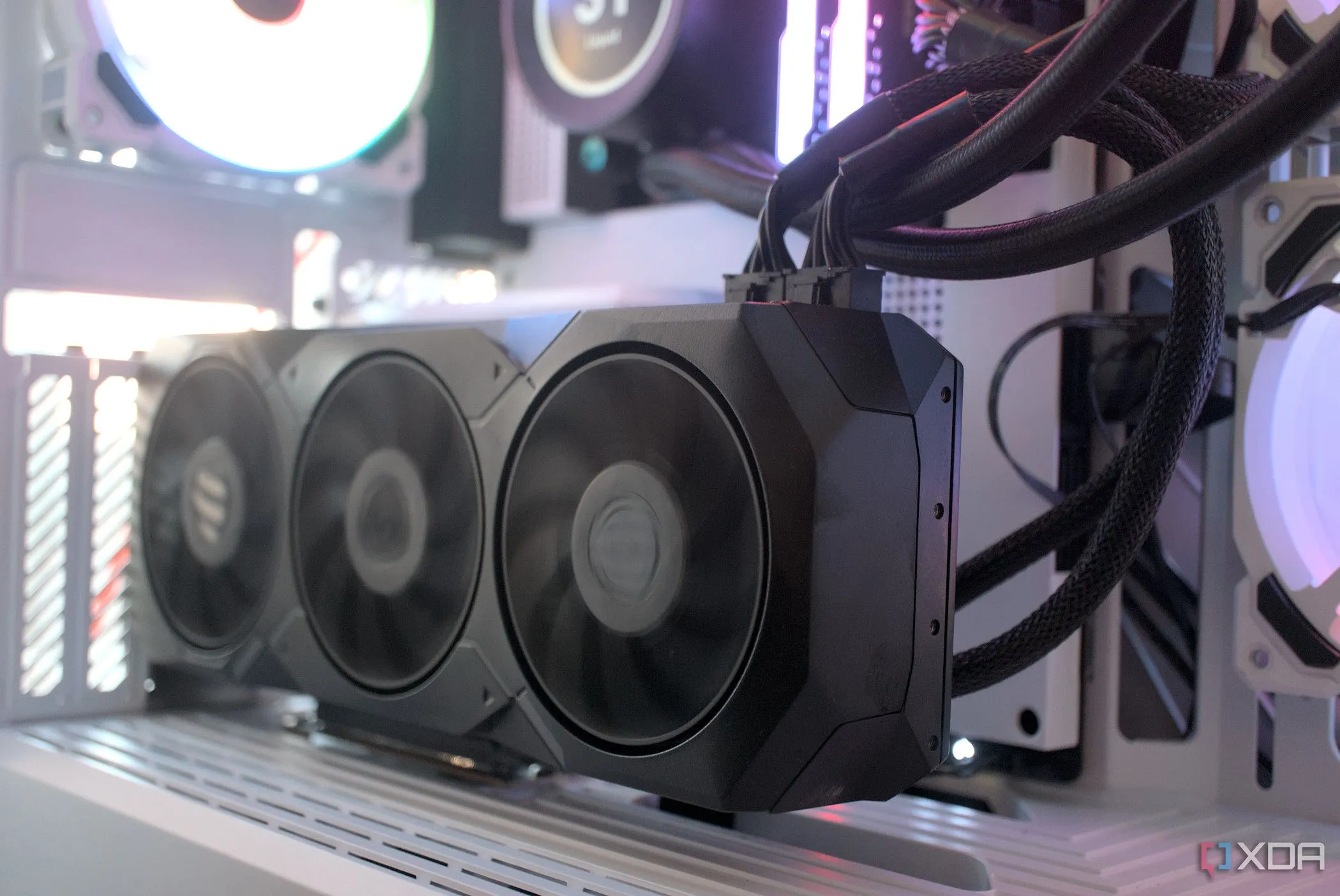 Card đồ họa (GPU) màu trắng được lắp đặt bên trong vỏ case HYTE Y40 Snow White Edition, minh họa việc tìm kiếm linh kiện PC trắng đồng bộ.
