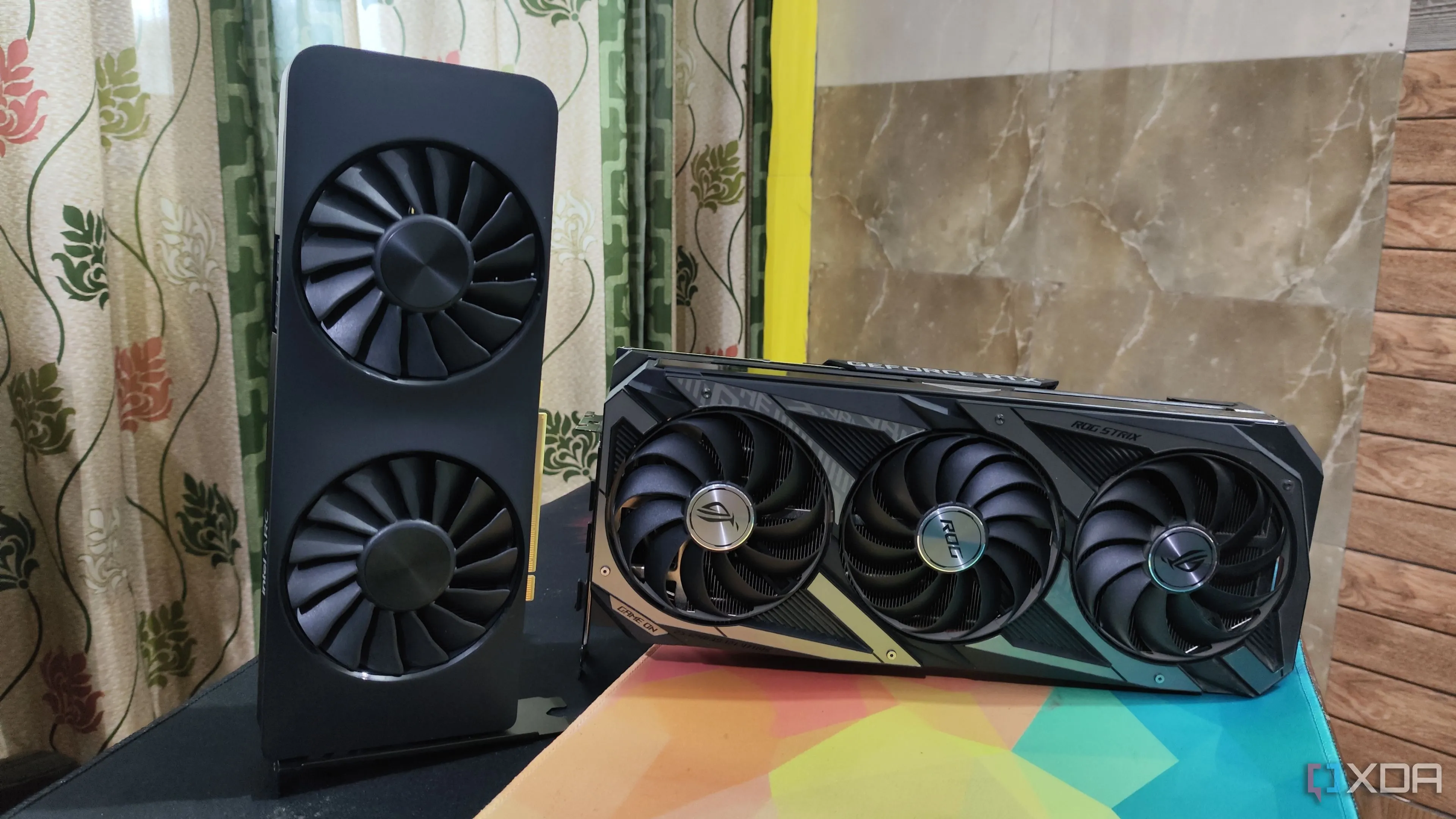 Card đồ họa Intel Arc A750 đặt cạnh ASUS ROG Strix RTX 3080 Ti, minh họa sự cạnh tranh trên thị trường GPU
