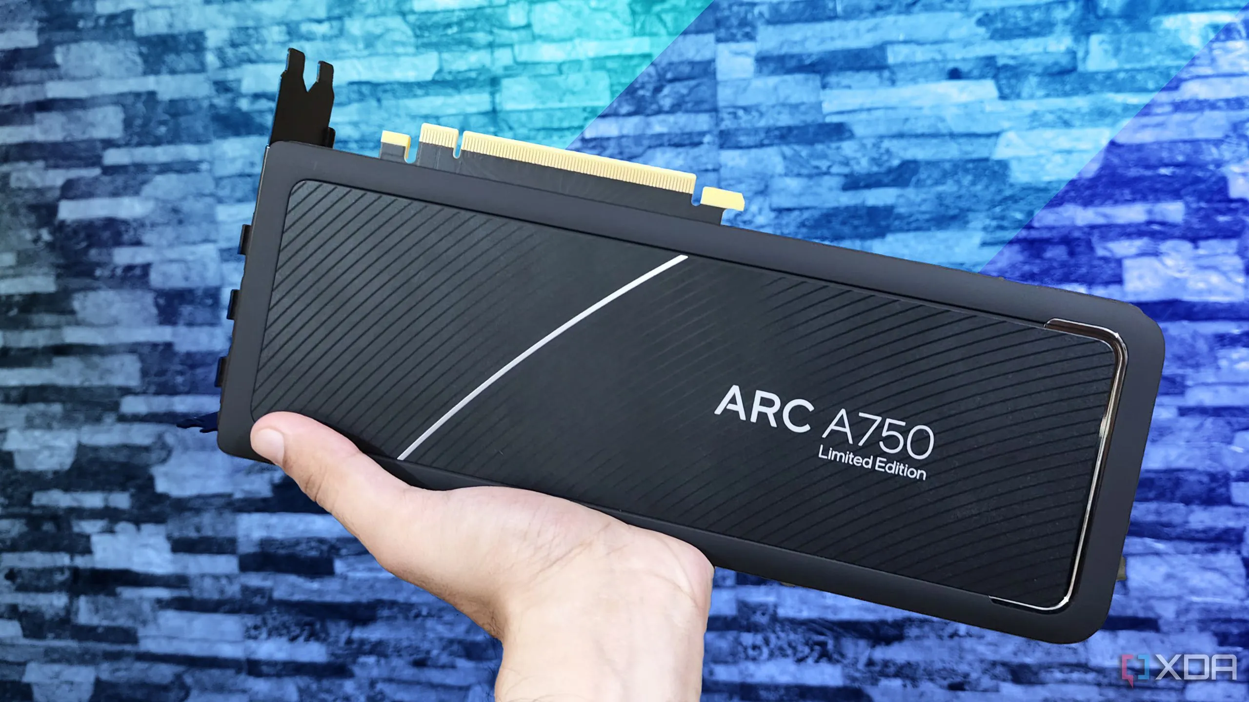 Card đồ họa Intel Arc A750, minh họa vấn đề sử dụng keo và kẹp nhựa trong lắp ráp linh kiện.