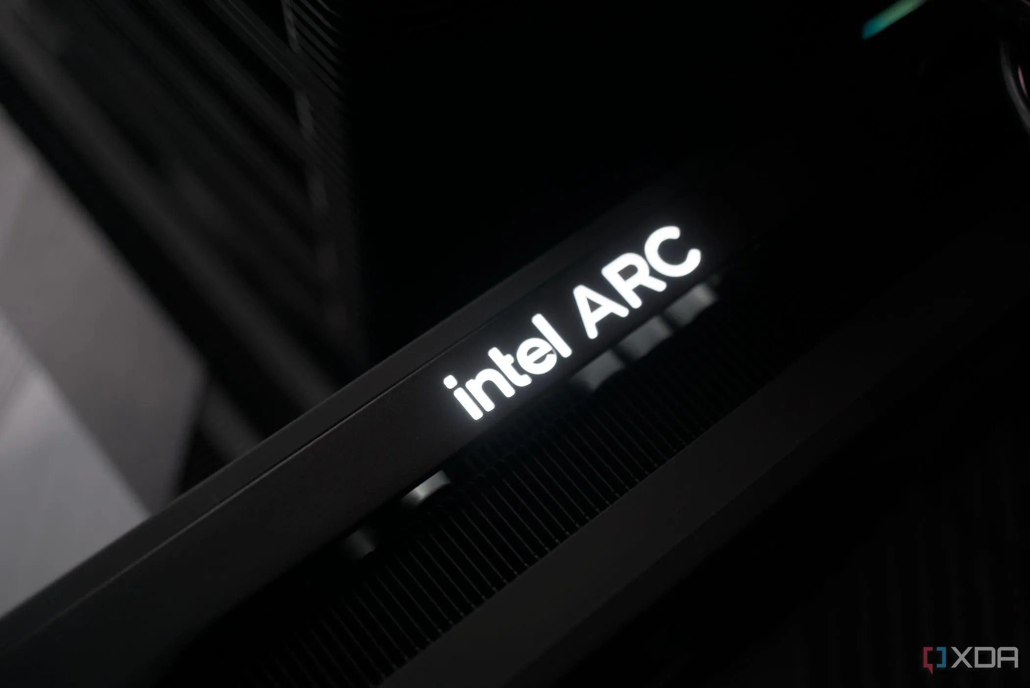 Card đồ họa Intel Arc B580 được lắp đặt trong hệ thống PC, sẵn sàng cho trải nghiệm chơi game.