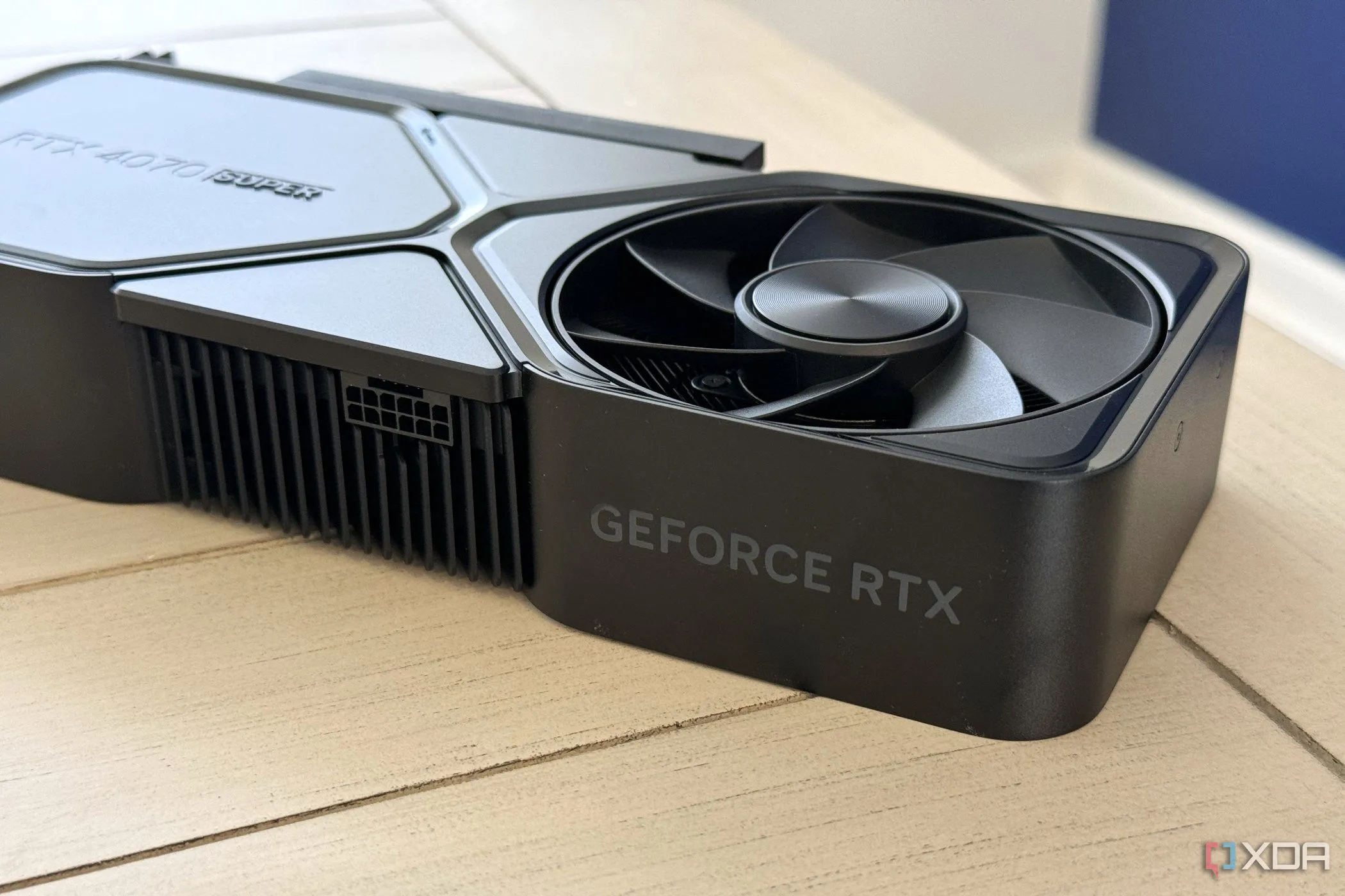 Card đồ họa Nvidia GeForce RTX 4070 Super Founders Edition với cổng nguồn nhìn từ góc cạnh, biểu tượng của hiệu suất đồ họa cao