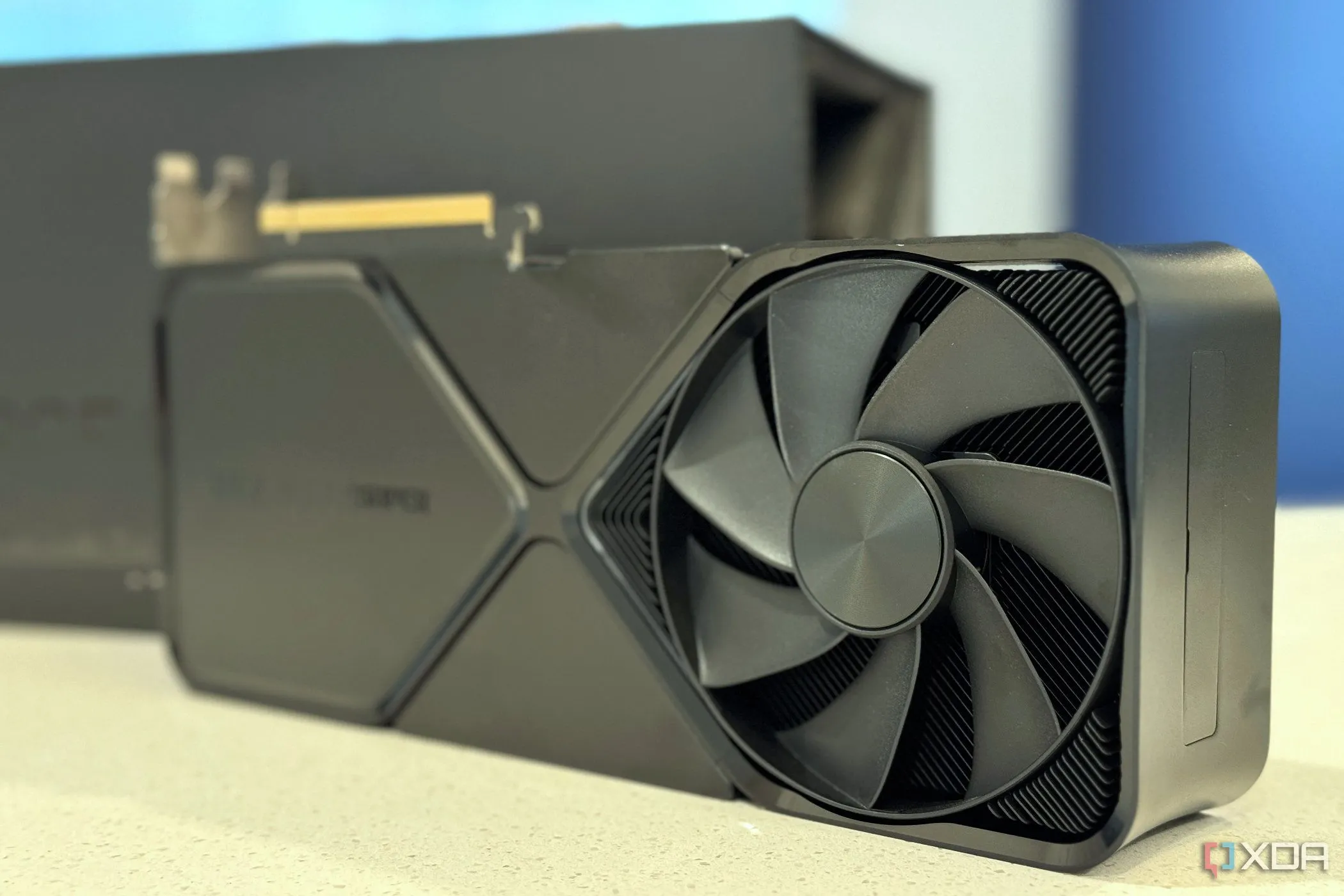 Card đồ họa Nvidia GeForce RTX 4080 Super Founders Edition từ góc nhìn quạt tản nhiệt