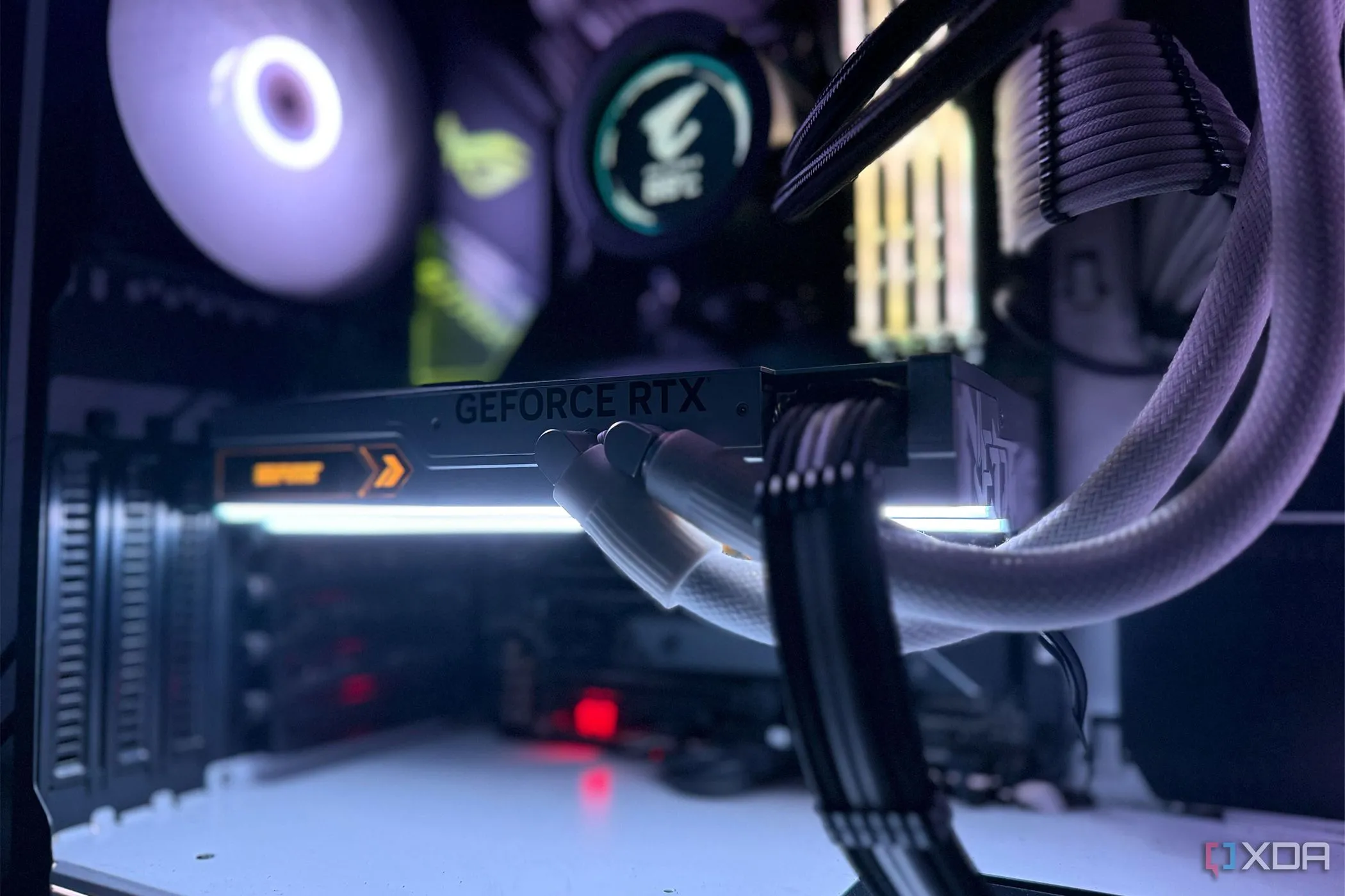 Card đồ họa Nvidia GeForce RTX 4090 màu trắng bên trong một bộ PC gaming, biểu tượng cho thế hệ Ada Lovelace có giá thành cao