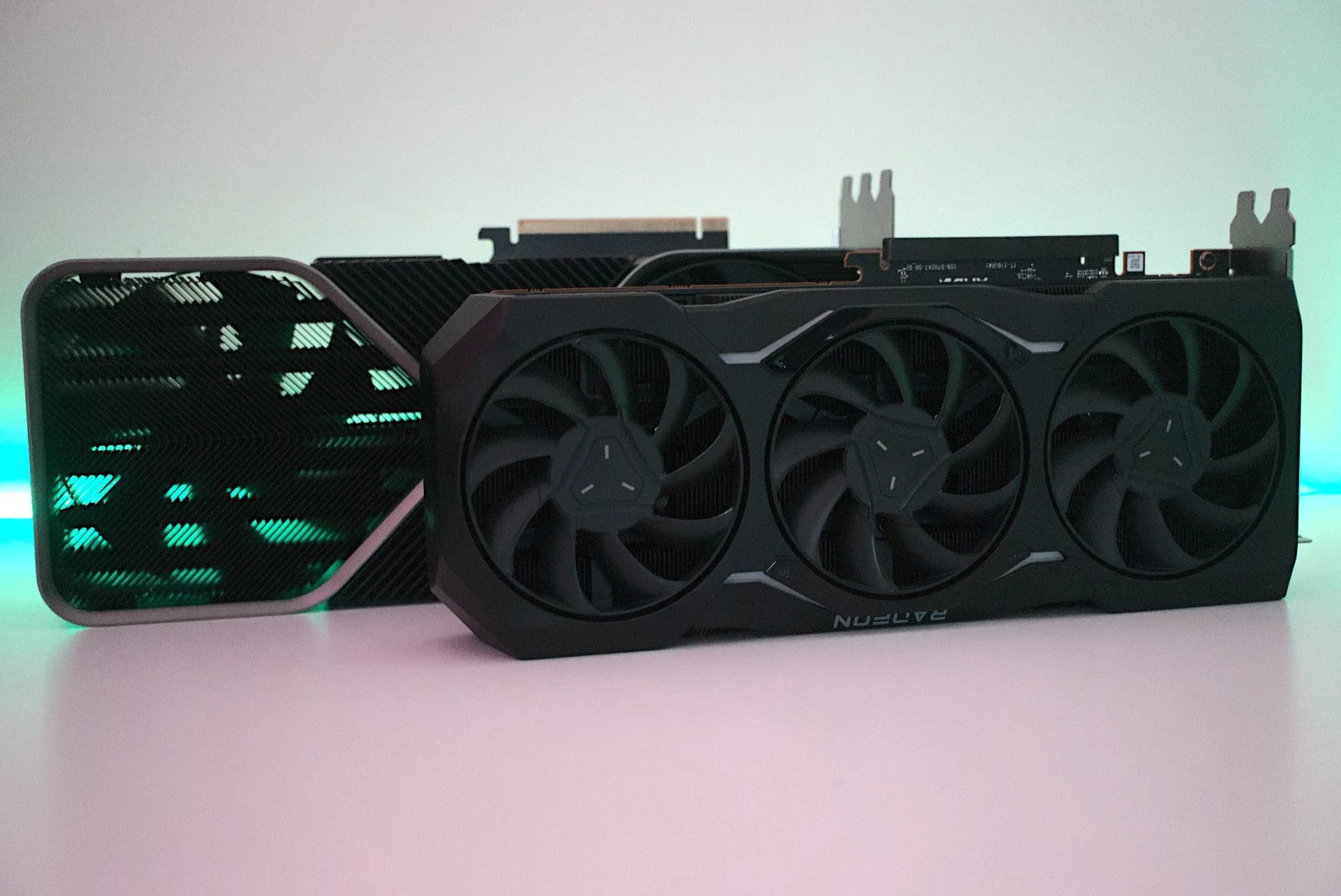 Card đồ họa NVIDIA GeForce RTX 4090 và AMD Radeon RX 7900 XTX, minh họa sức mạnh cần thiết để tận dụng màn hình tần số quét cao.