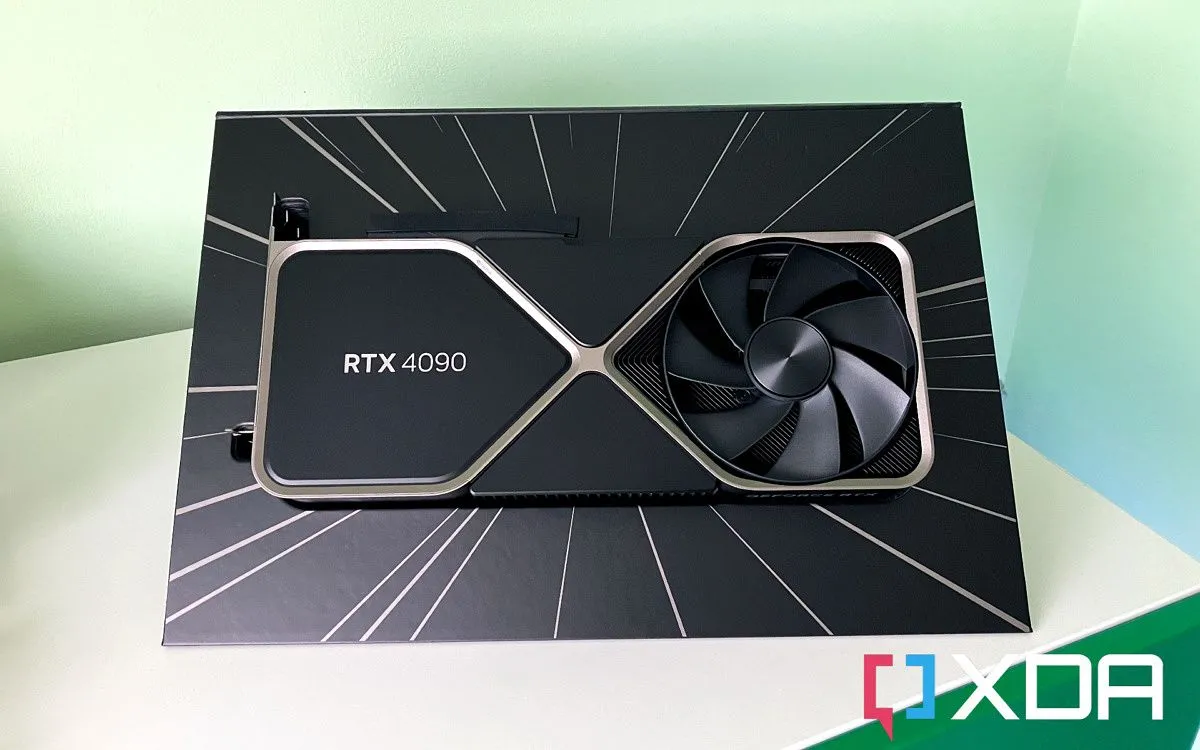 Card đồ họa NVIDIA GeForce RTX 4090 với thiết kế tản nhiệt ba quạt