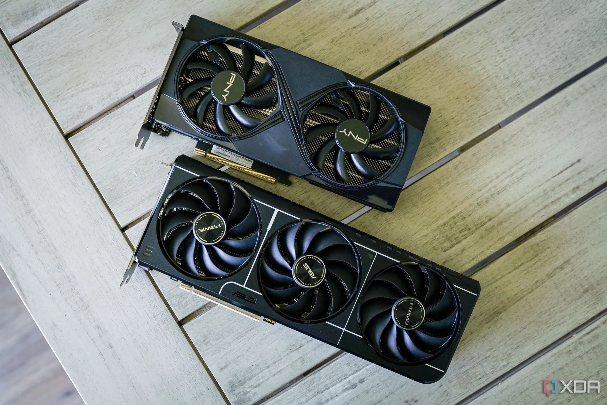 Card đồ họa Nvidia GeForce RTX 5060 Ti trên bàn làm việc
