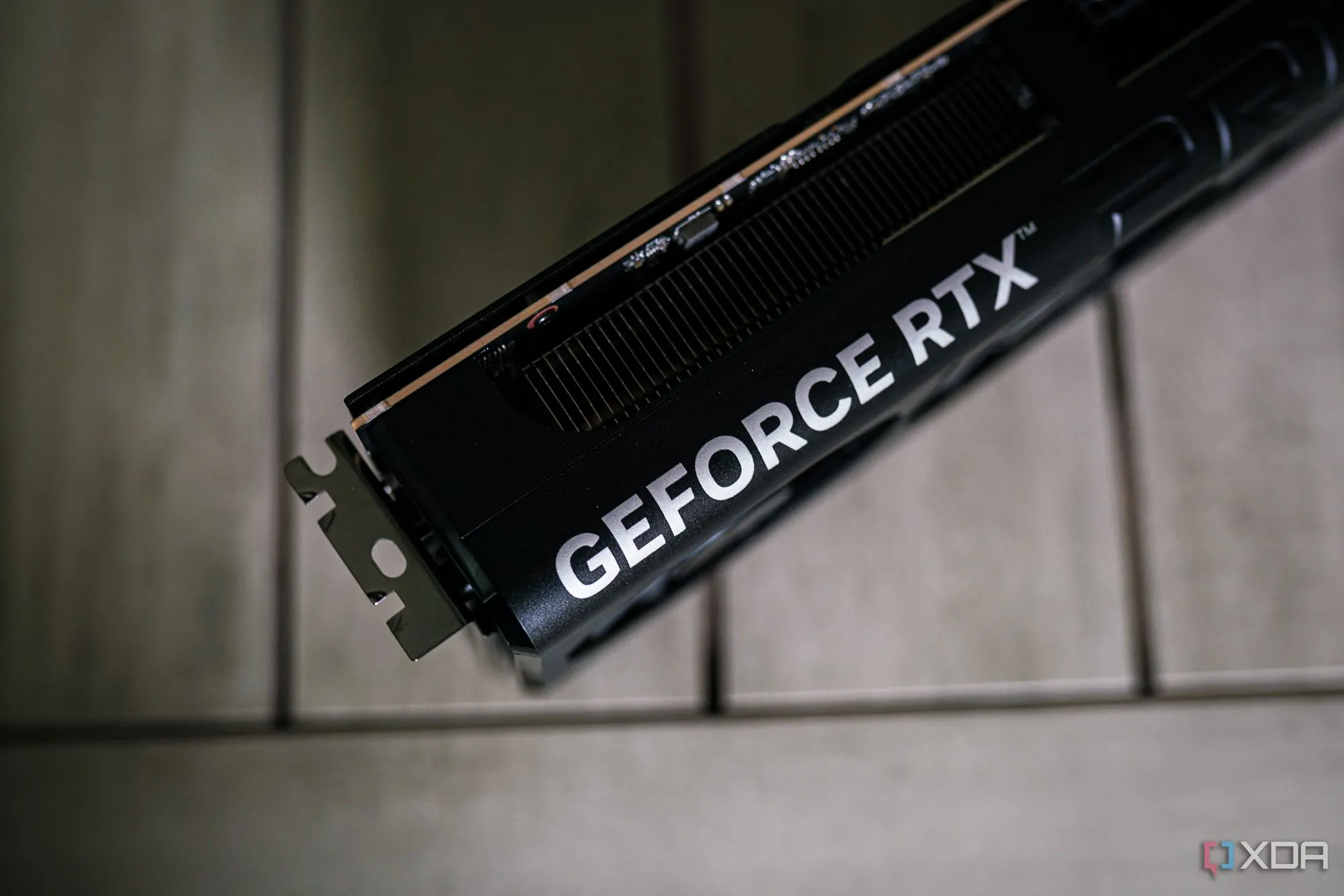 Card đồ họa Nvidia GeForce RTX mới, minh họa cho việc GPU có VRAM thấp bị ảnh hưởng bởi PCIe cũ trên nền tảng AM4