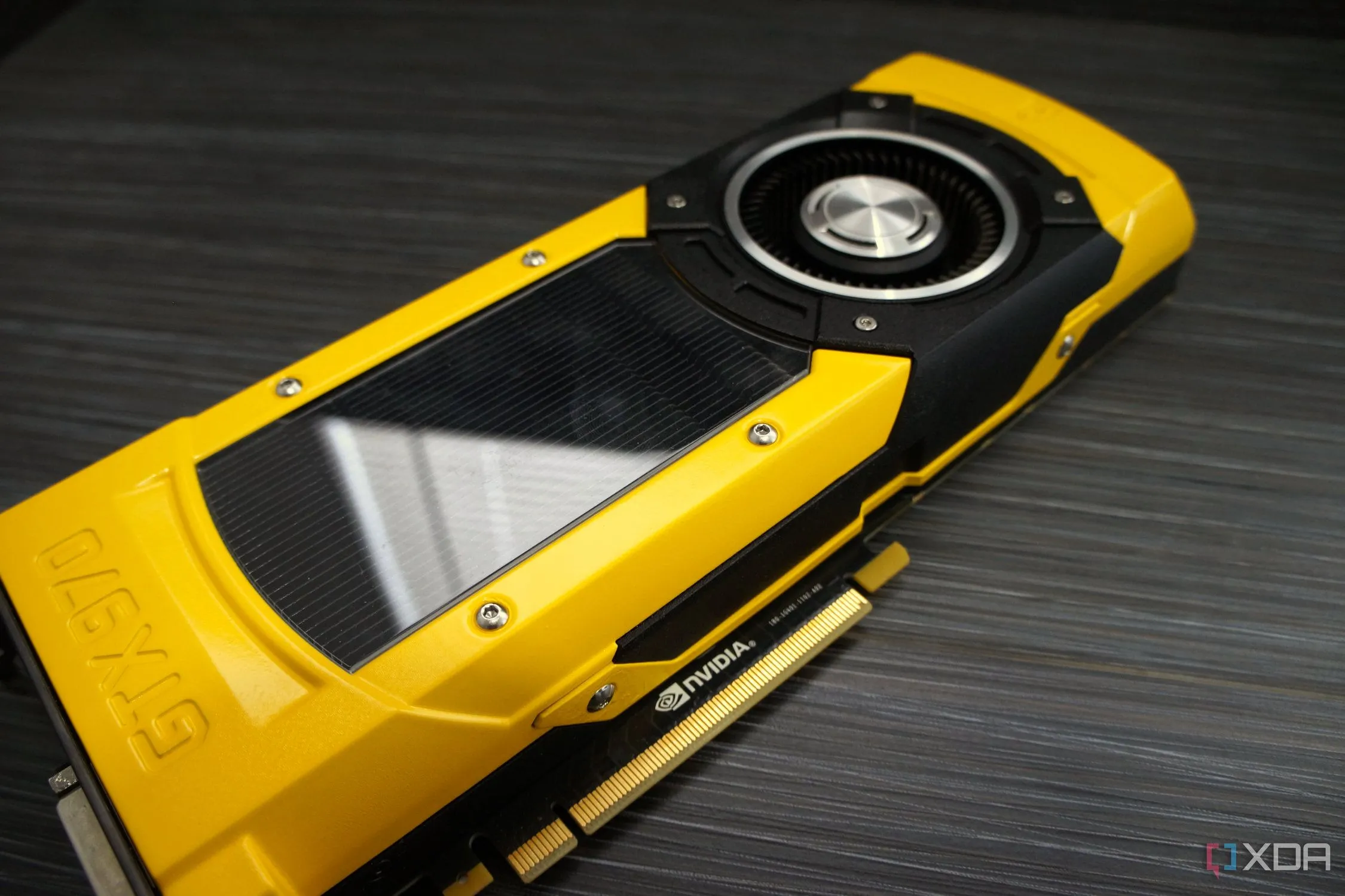 Card đồ họa Nvidia GTX 970 màu vàng được sửa đổi để nâng cấp VRAM