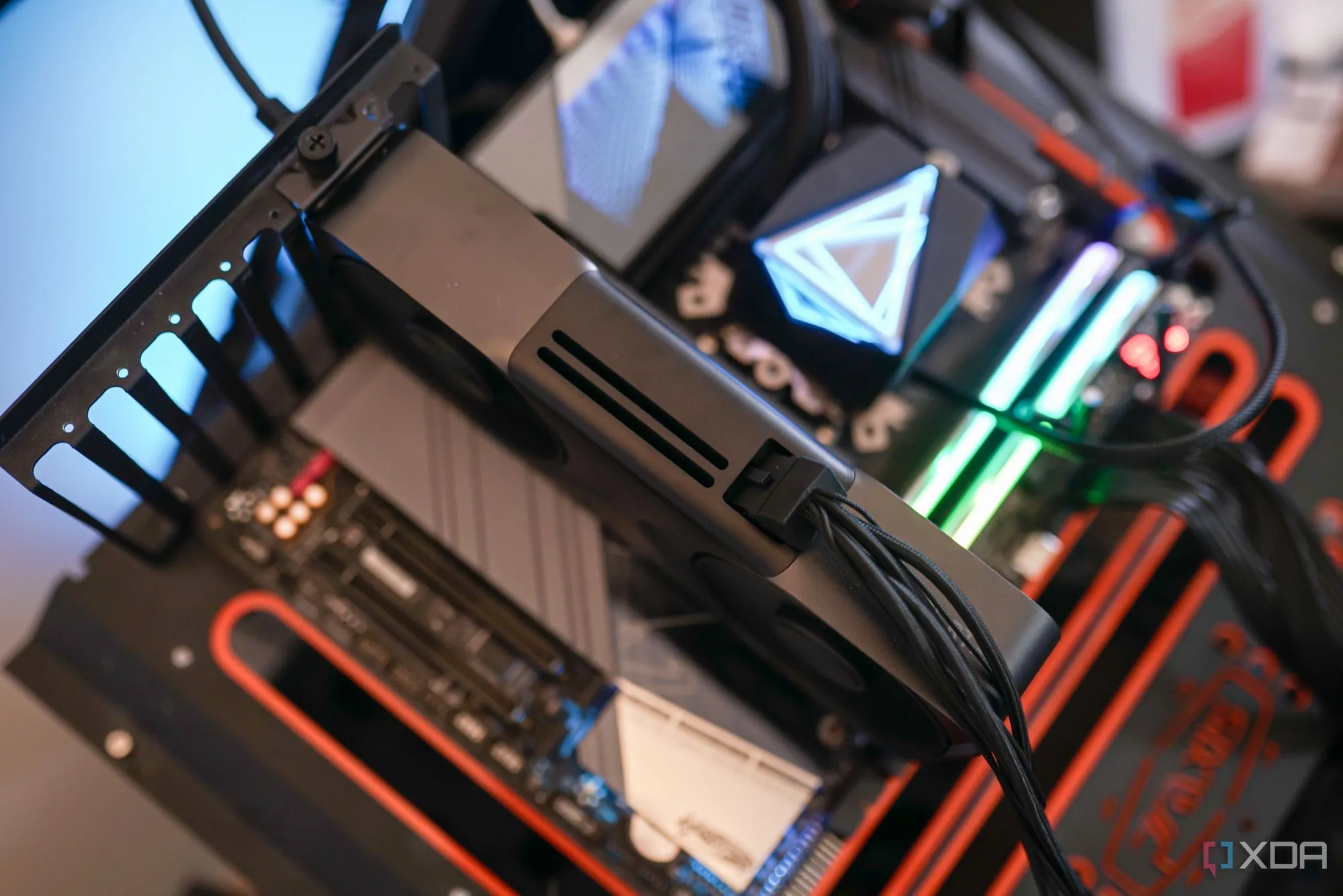 Card đồ họa Nvidia RTX 5070 được cài đặt trong hệ thống thử nghiệm