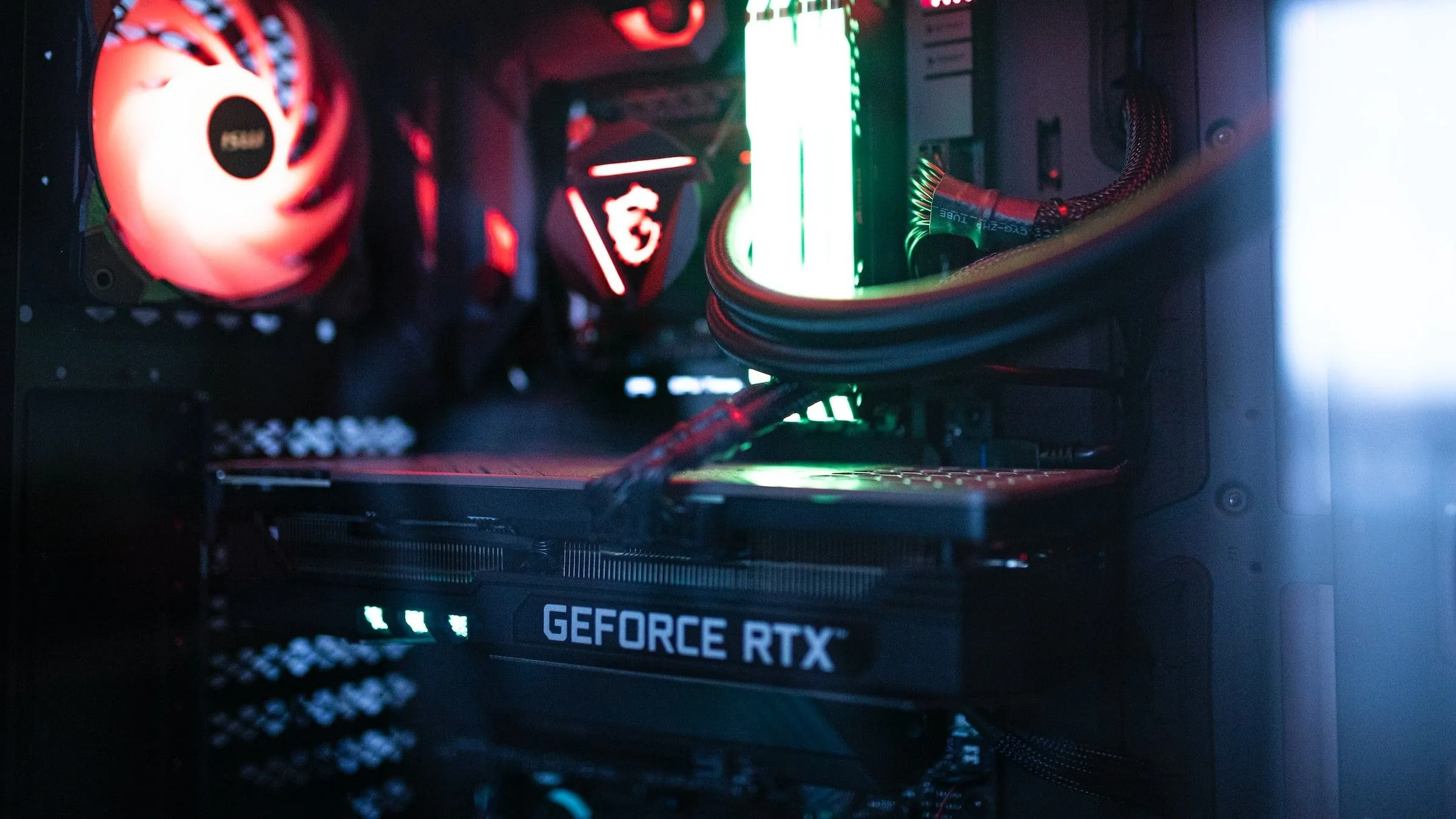 Card đồ họa Nvidia RTX trong một bộ PC gaming hiện đại, đại diện cho kỷ nguyên Ray Tracing