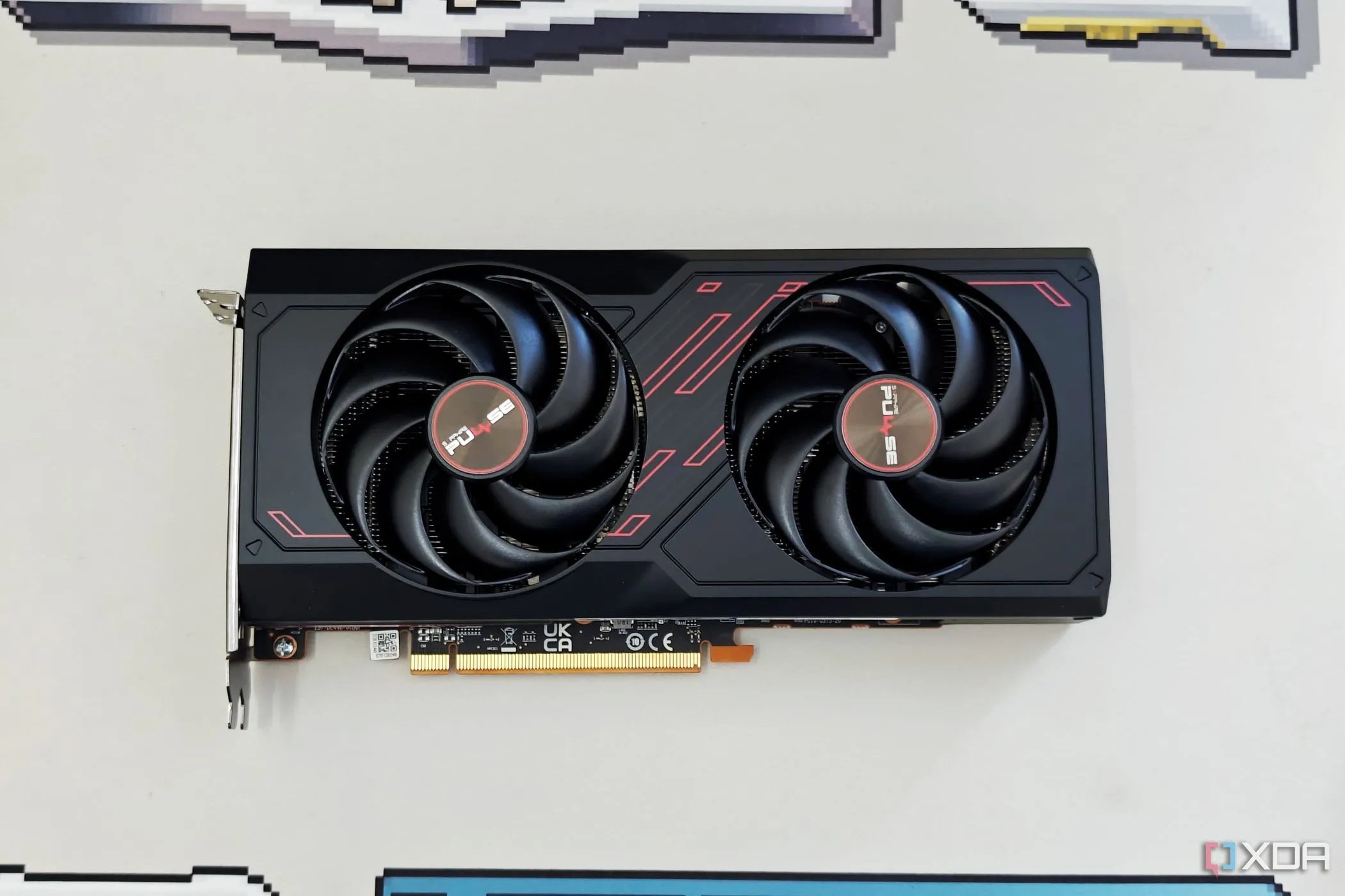 Card đồ họa Sapphire Radeon RX 7600 Pulse OC trên bàn, đối thủ cạnh tranh của Arc B580.