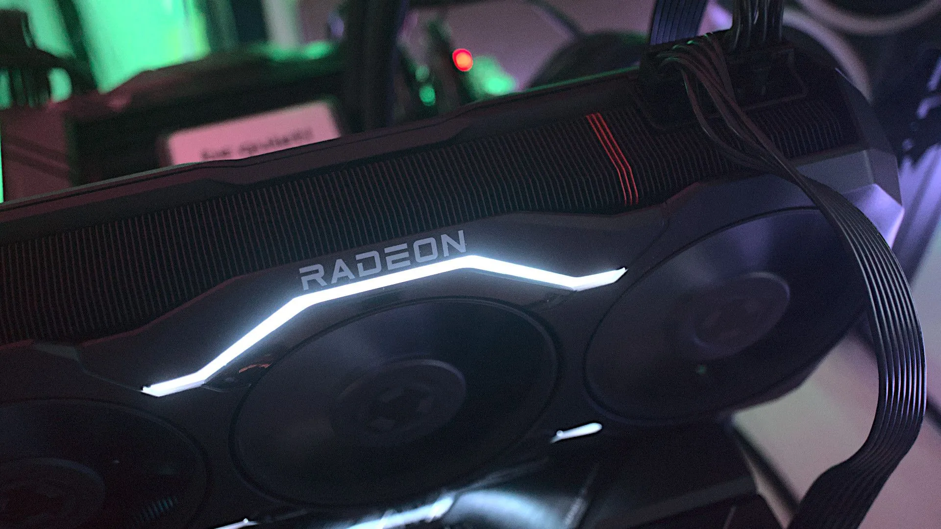 Card đồ họa tham chiếu AMD Radeon RX 7900 XTX với hệ thống tản nhiệt ba quạt