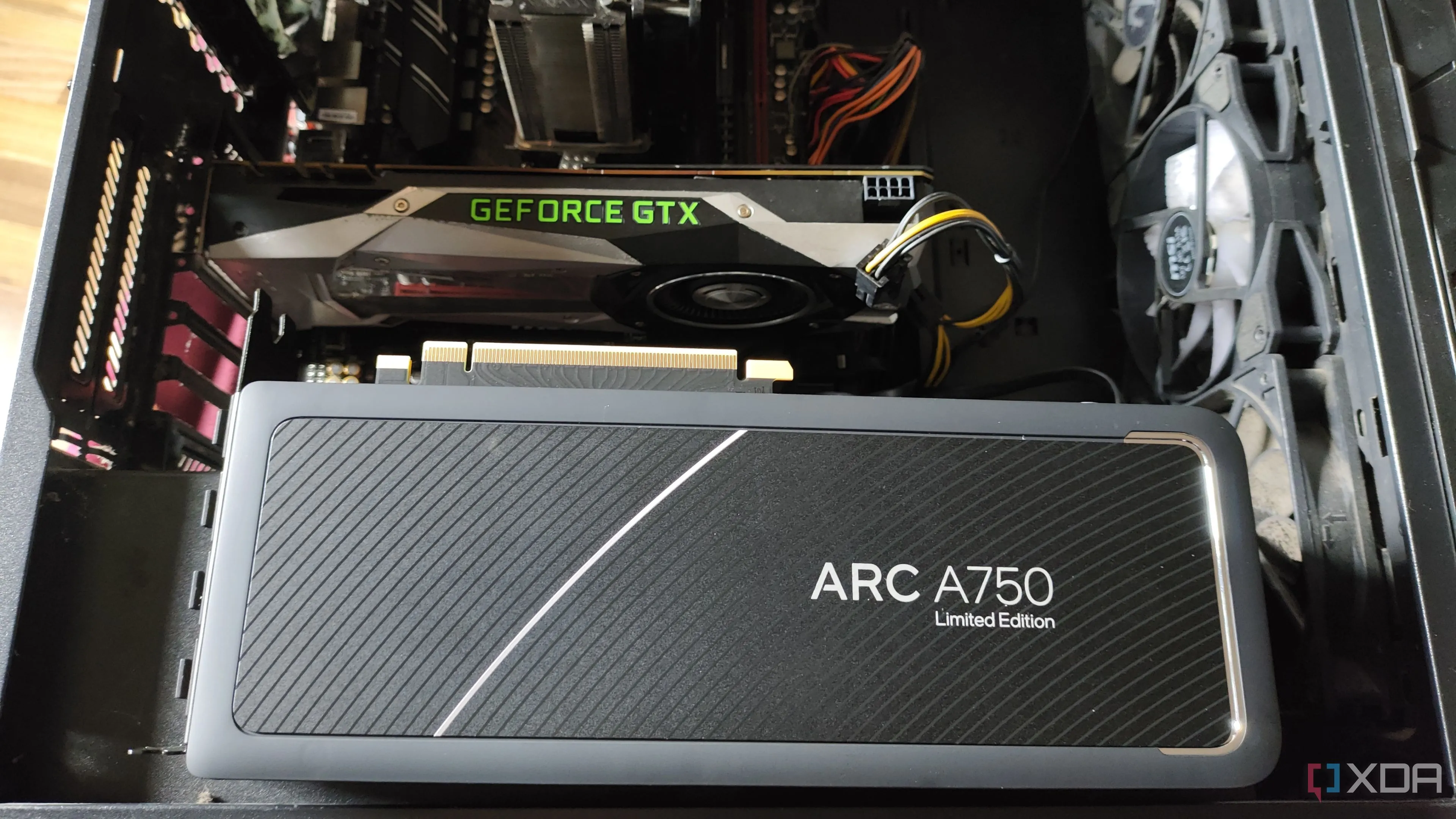 Card Intel Arc A750 bên cạnh thùng máy chứa GTX 1080, minh họa việc nâng cấp card đồ họa cũ