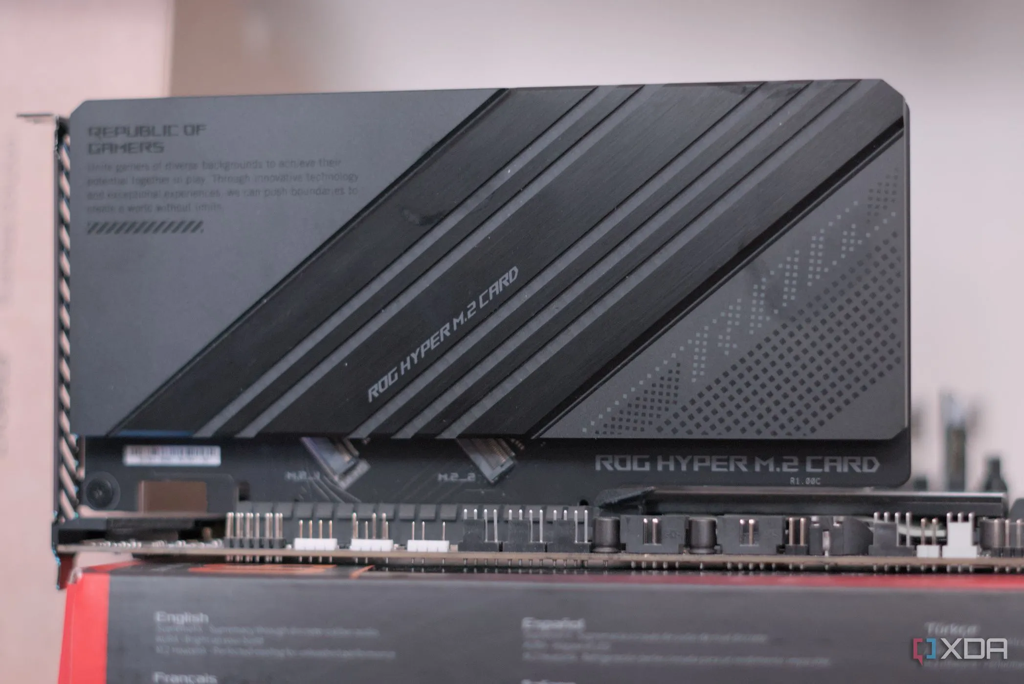 Card mở rộng ASUS M.2 NVMe được lắp đặt trong khe PCIe của máy tính