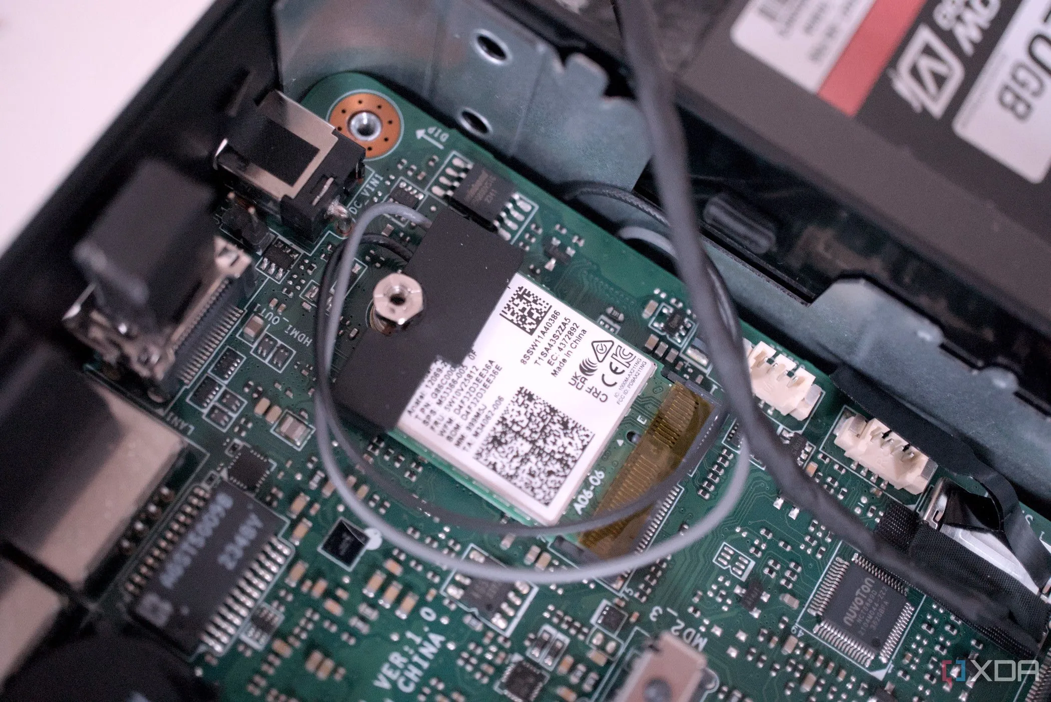 Card Wi-Fi 7 bên trong một thiết bị PC mini MSI Cubi NUC 1M, minh họa phần cứng client