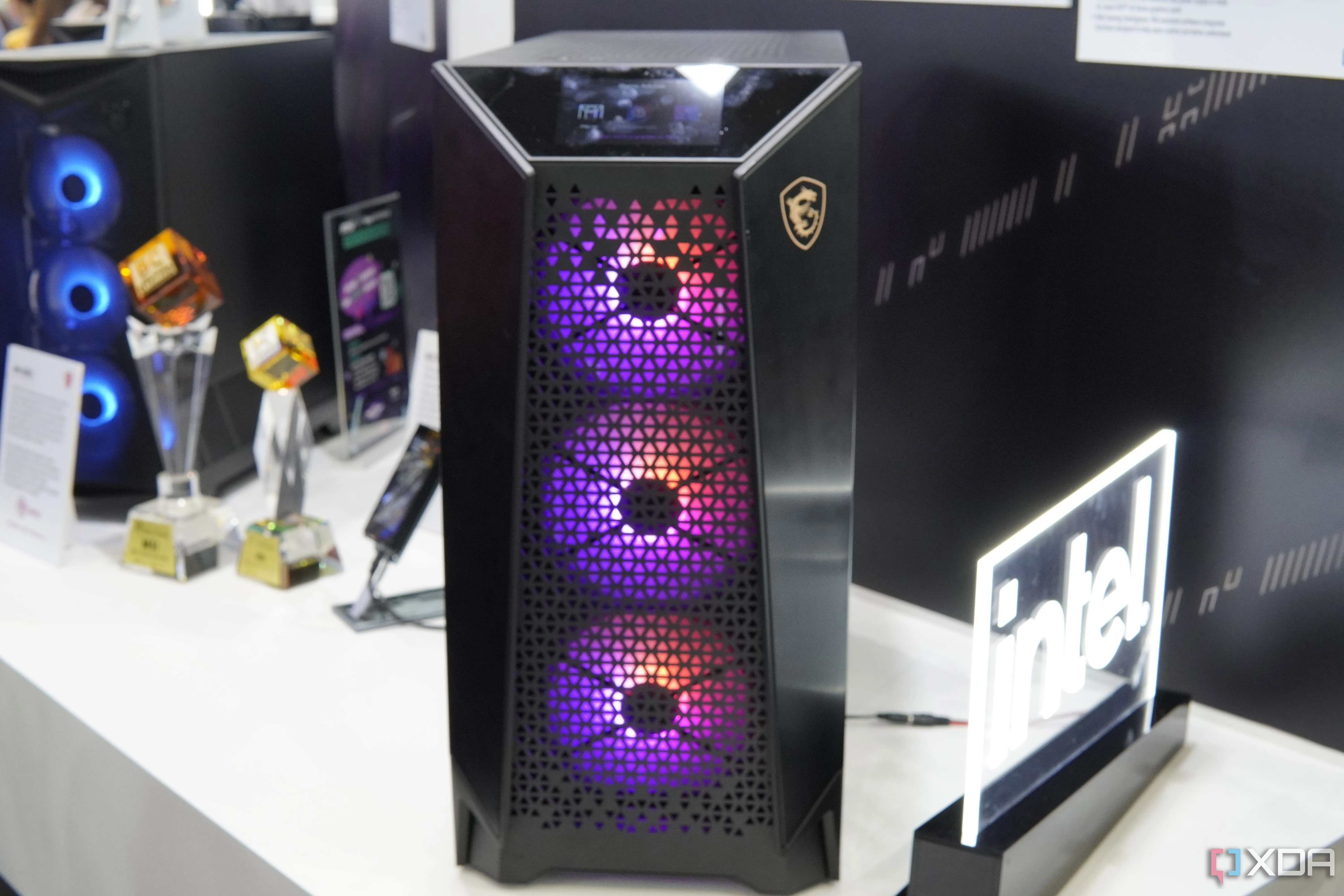 Case máy tính MSI MEG với các quạt RGB hút khí ở mặt trước, minh họa cho việc lắp đặt quạt tản nhiệt PC.