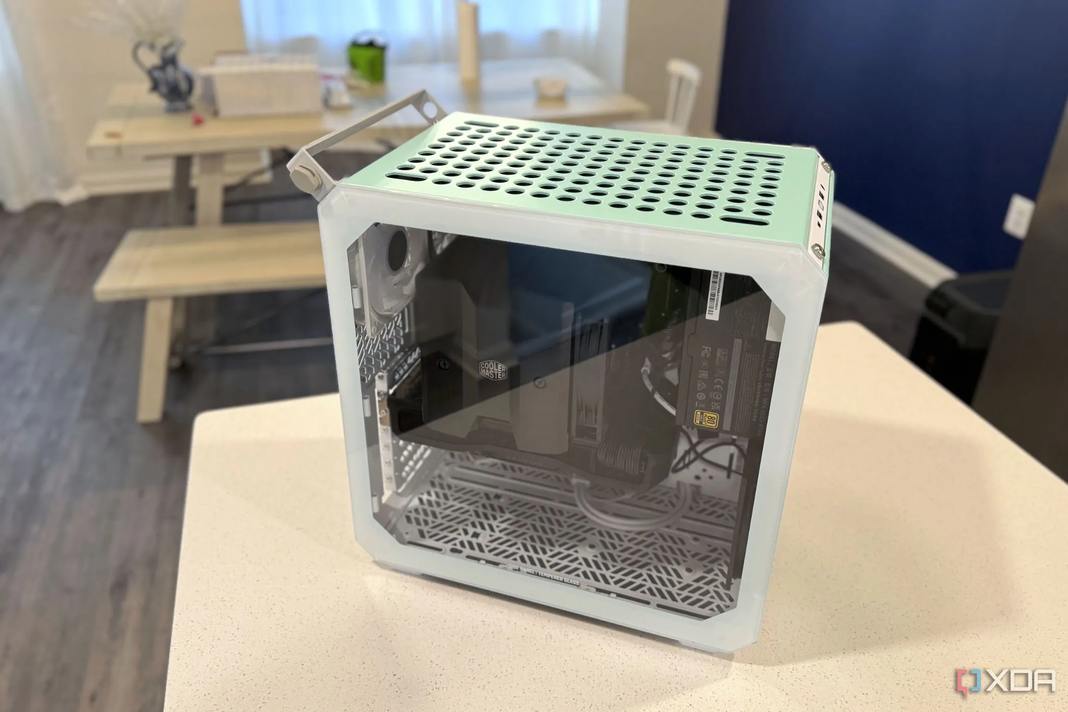 Case PC SFF Cooler Master Qube 500 đặt trên bàn bếp, thể hiện kích thước nhỏ gọn nhưng cũng đặt ra thách thức về tản nhiệt.
