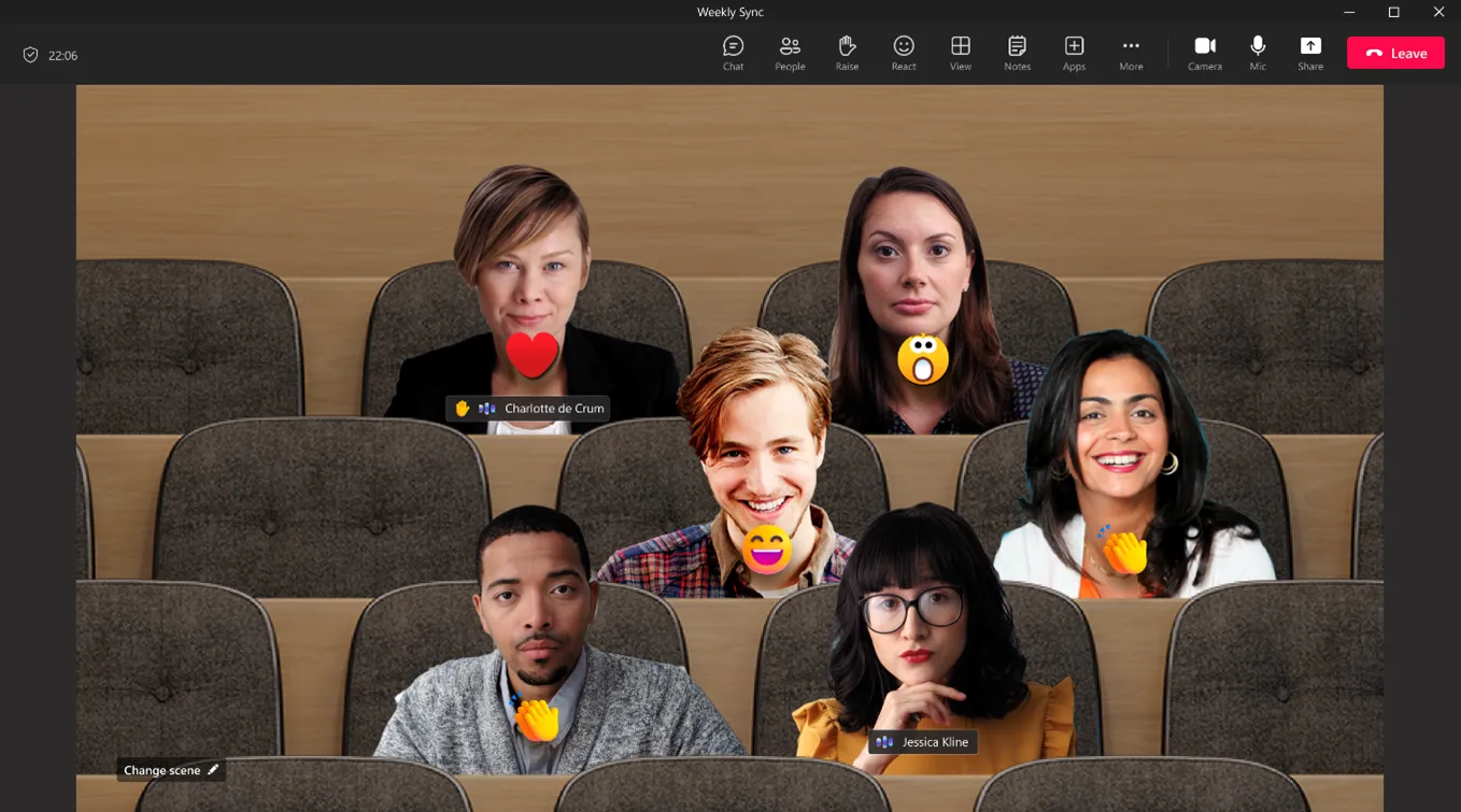 Chế độ Together Mode trong Microsoft Teams với nhiều người tham gia, biểu tượng cảm xúc và thông tin người dùng, minh họa môi trường cộng tác trực tuyến.