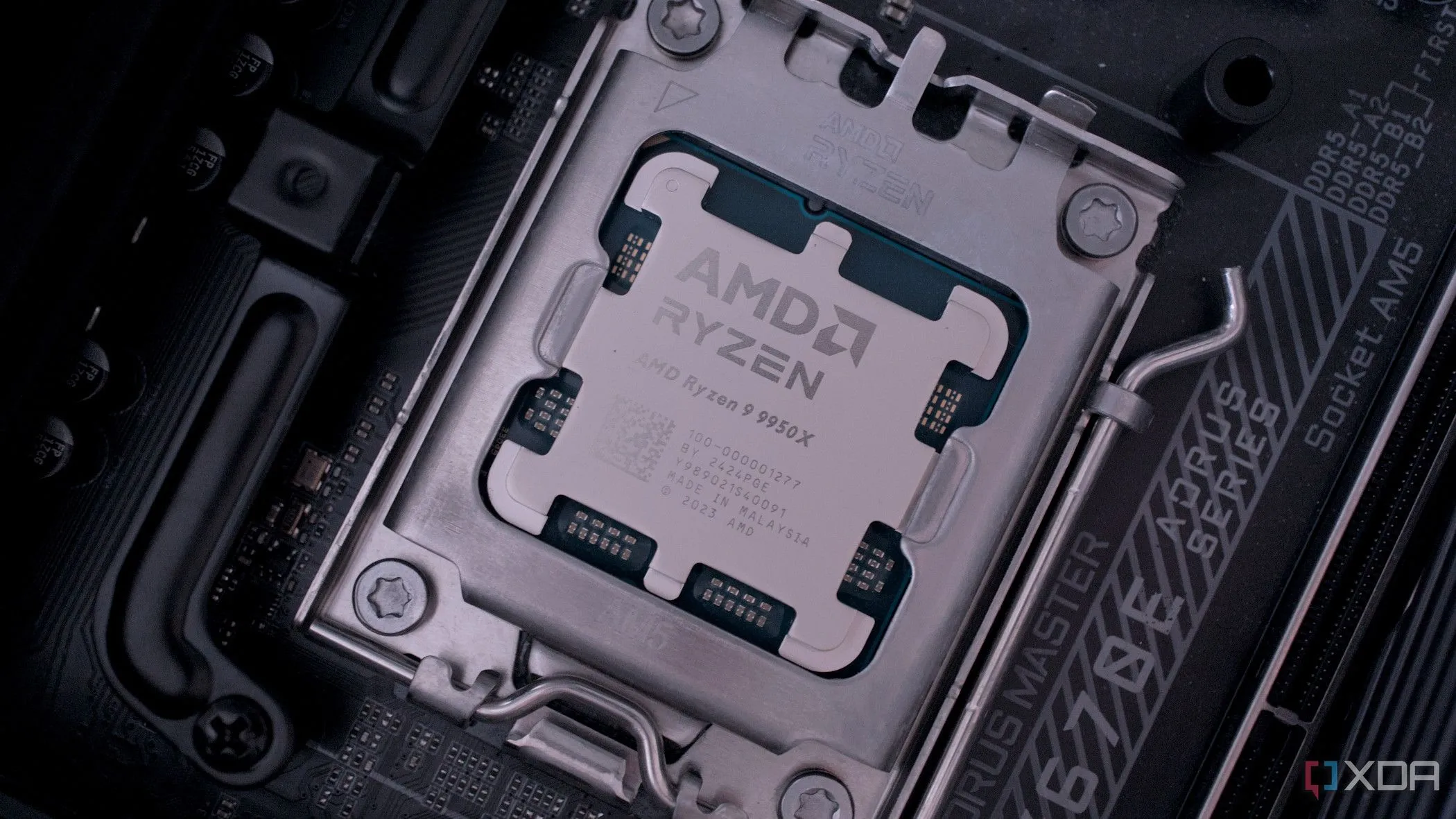 Chip AMD Ryzen 9 9950X được lắp đặt trên bo mạch chủ