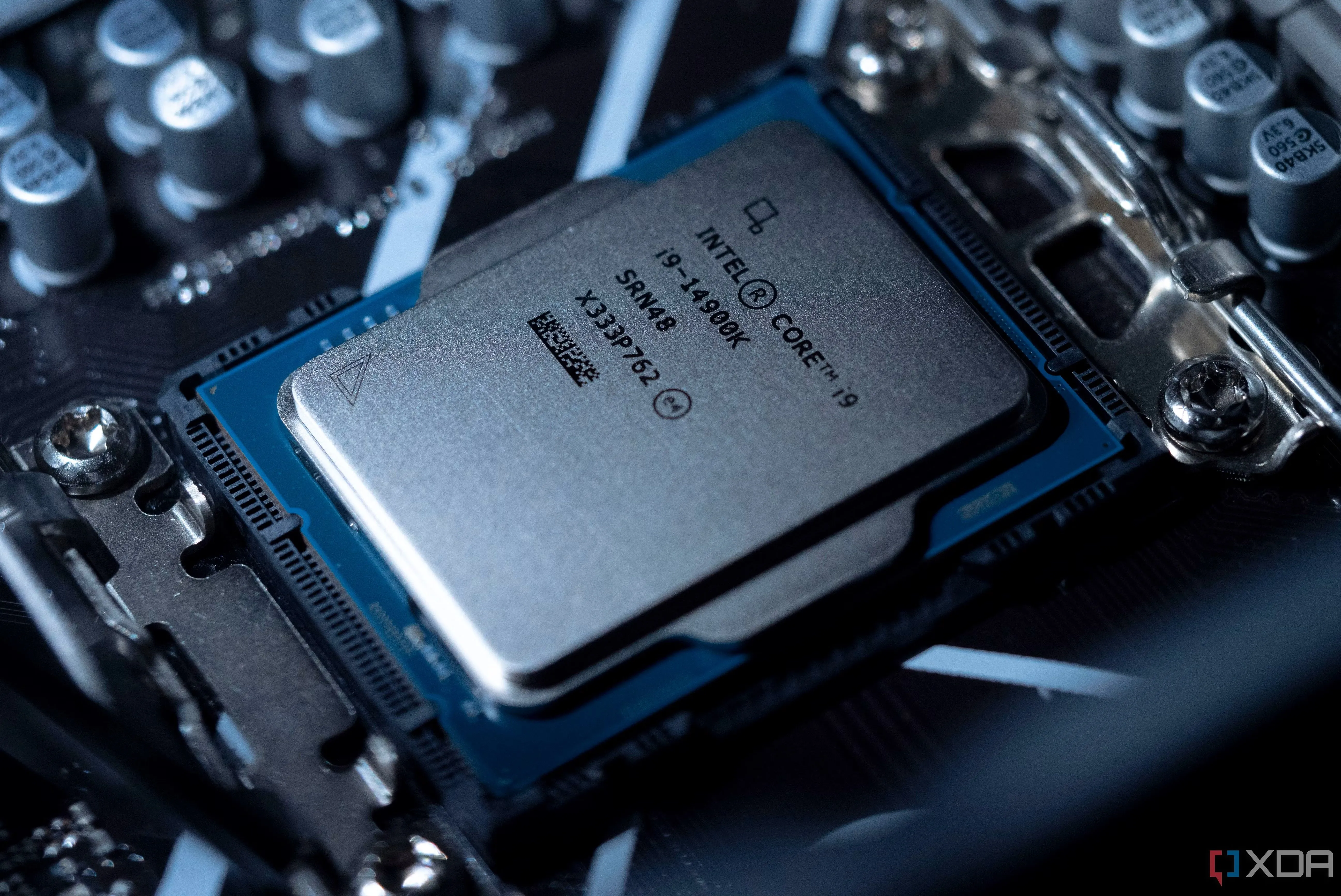 Chip Intel Core i9-14900K trên bo mạch chủ, đại diện cho kiến trúc x86