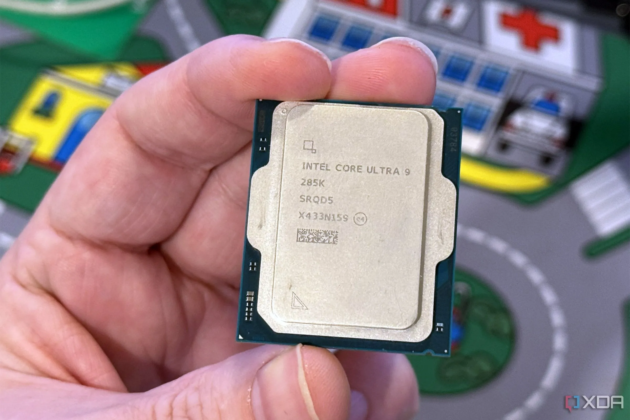 Chip Intel Core Ultra 9 285K được giữ trên tay, biểu trưng cho sự phát triển công nghệ CPU của Intel